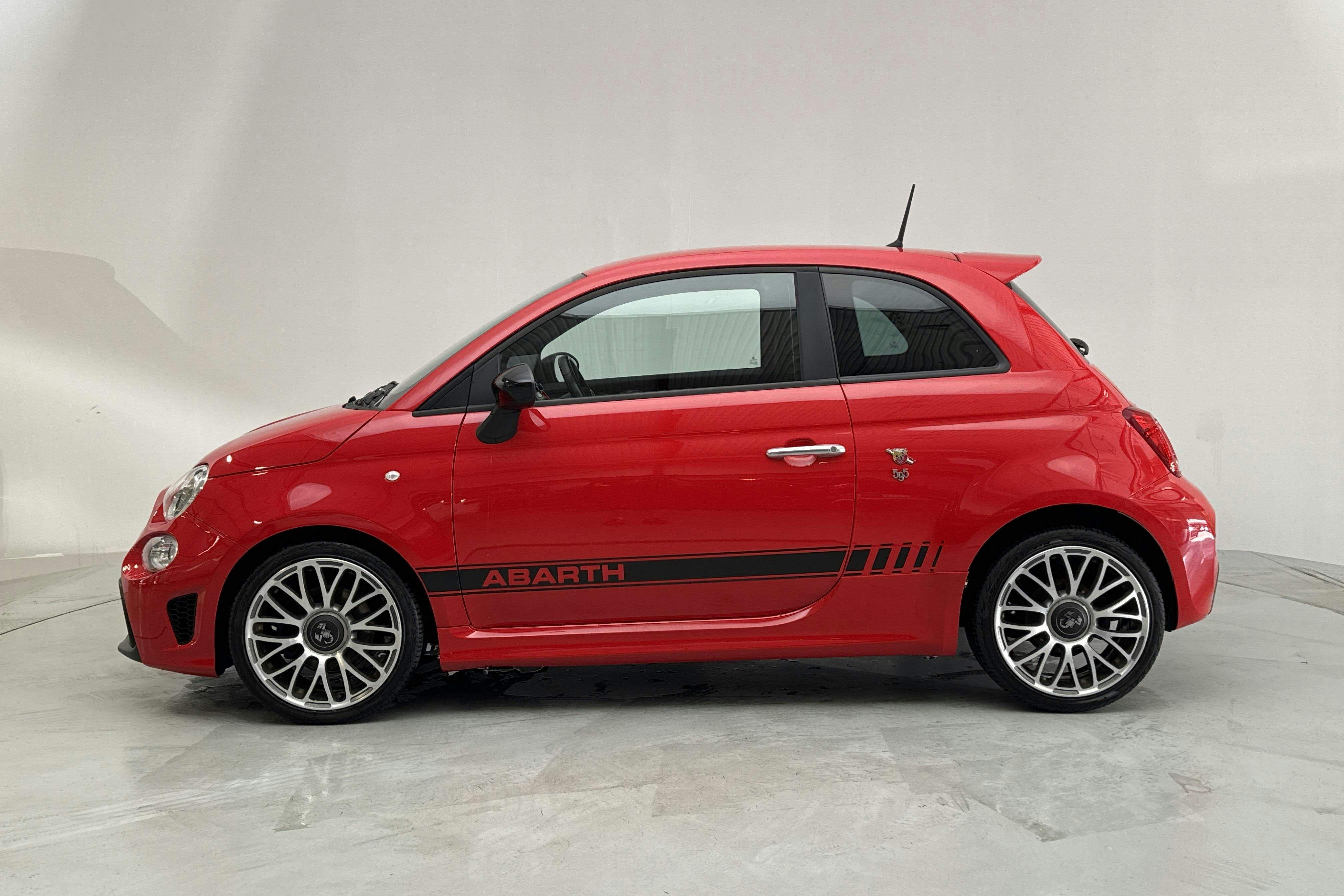Presentationsfoto 2 av 13: Abarth Abarth 595 (145hk) - 4 232 mil - Manuell - röd - 2019