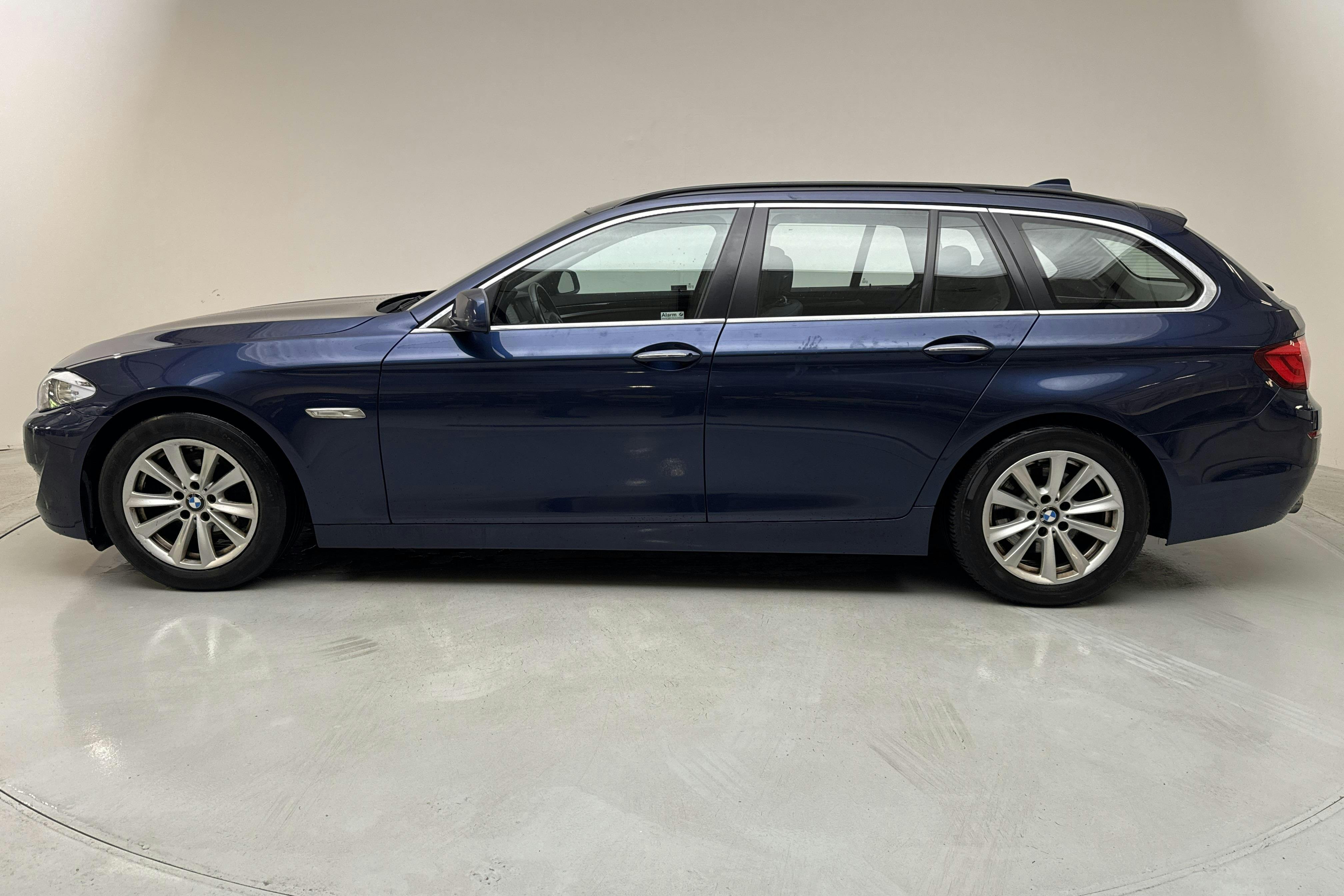 Presentationsfoto 2 av 12: BMW 520d Touring, F11 (184hk) - 17 911 mil - Manuell - blå - 2012