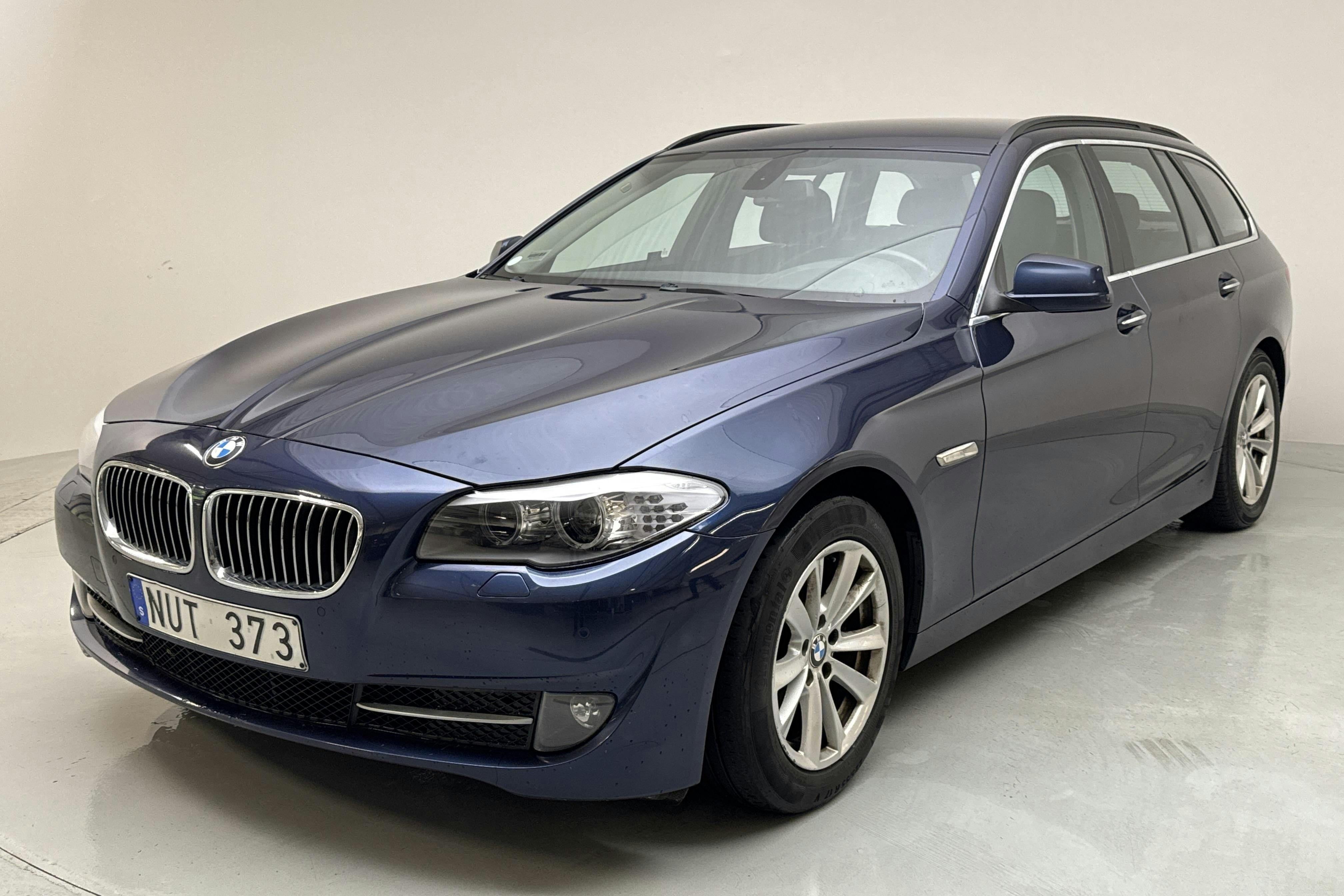 Presentationsfoto 1 av 12: BMW 520d Touring, F11 (184hk) - 17 911 mil - Manuell - blå - 2012