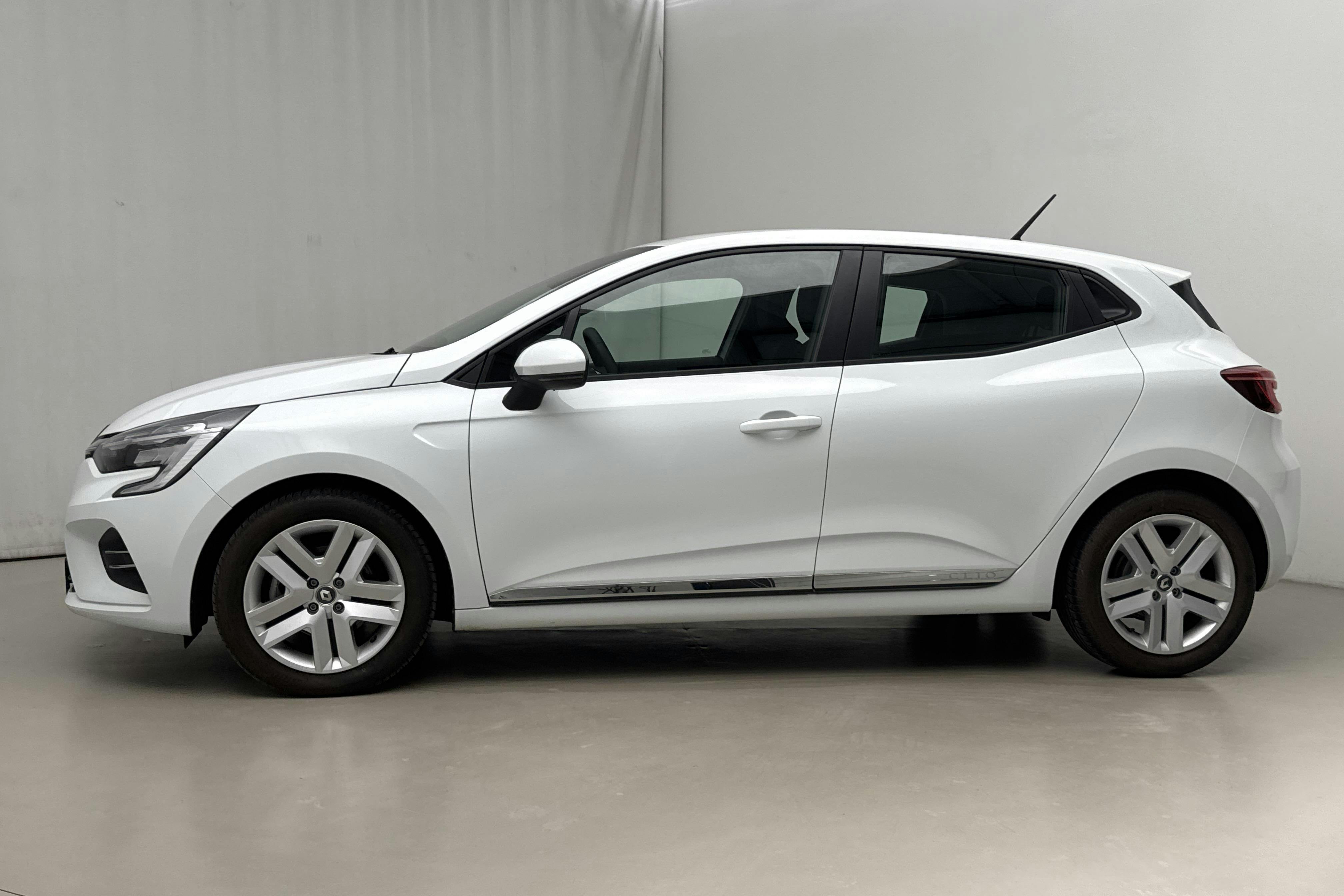 Presentationsfoto 2 av 13: Renault Clio V 1.6 E-TECH 5dr (145hk) - 1 013 mil - Automat - vit - 2023