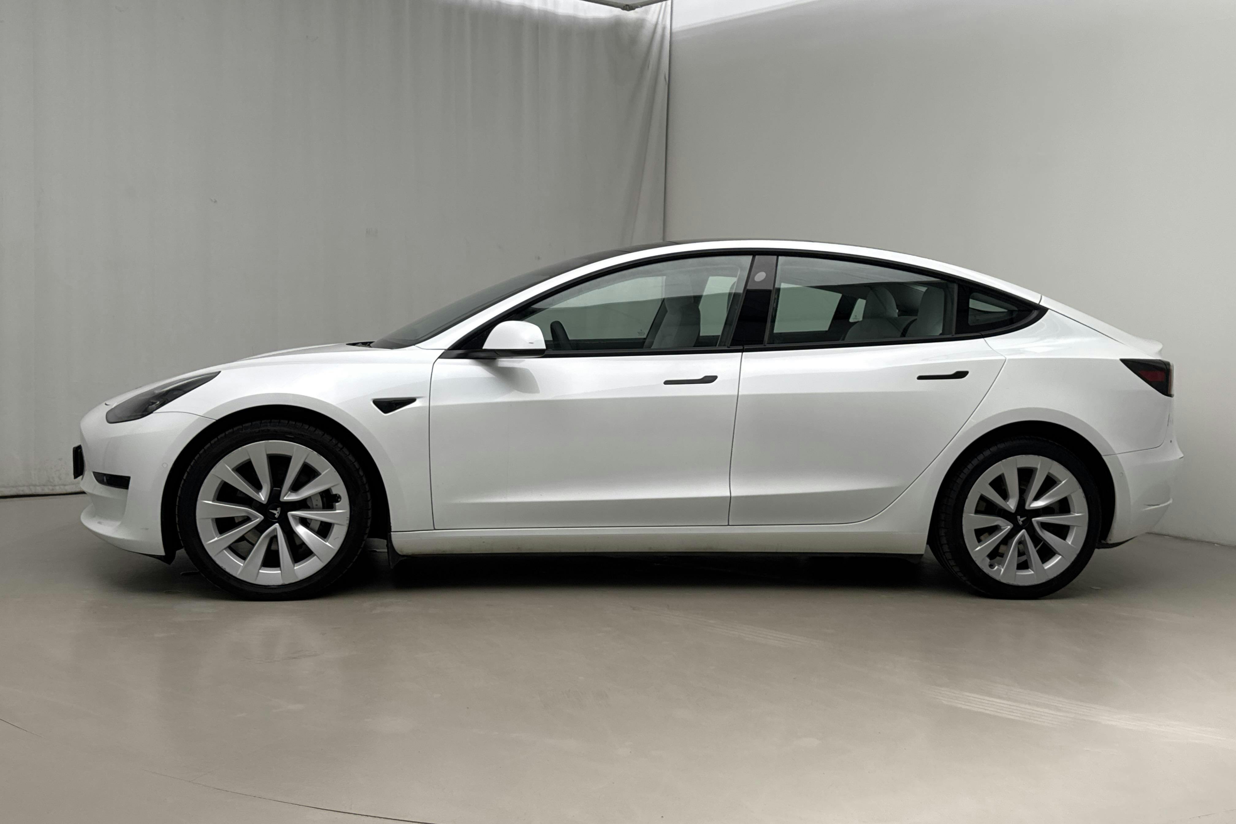 Presentationsfoto 2 av 21: Tesla Model 3 Standard Range RWD - 12 062 mil - Automat - vit - 2021