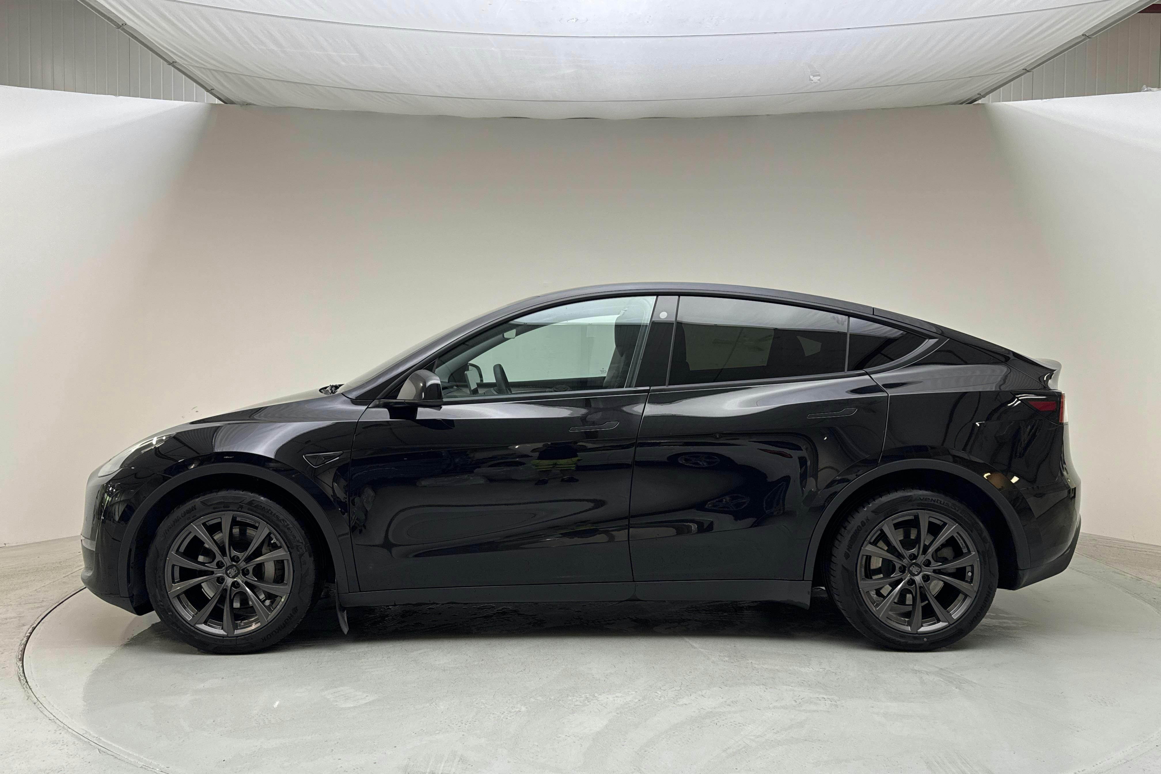 Presentationsfoto 2 av 19: Tesla Model Y Long Range Dual Motor AWD - 8 503 mil - Automat - svart - 2022