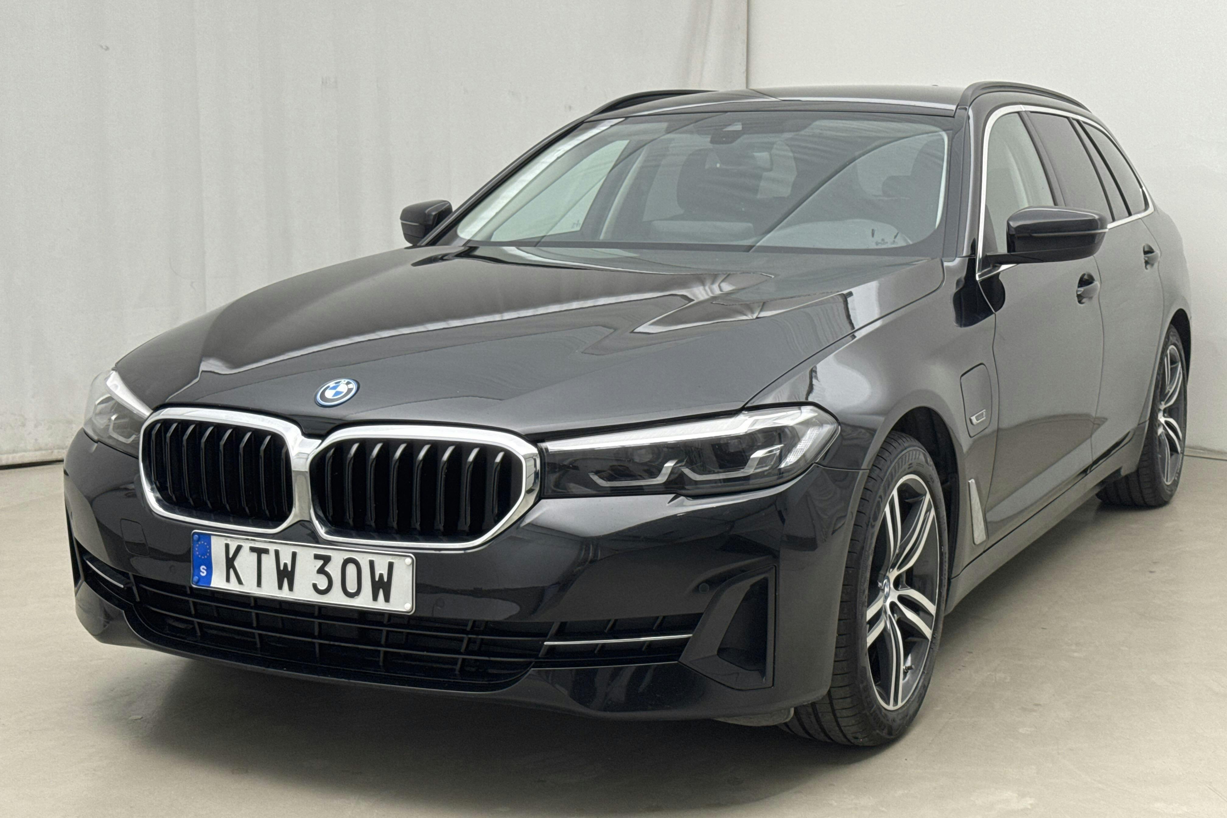 BMW 530e xDrive Touring, G31 12kWh LCI (292hk) - 6 922 mil - Automat - svart - 2022