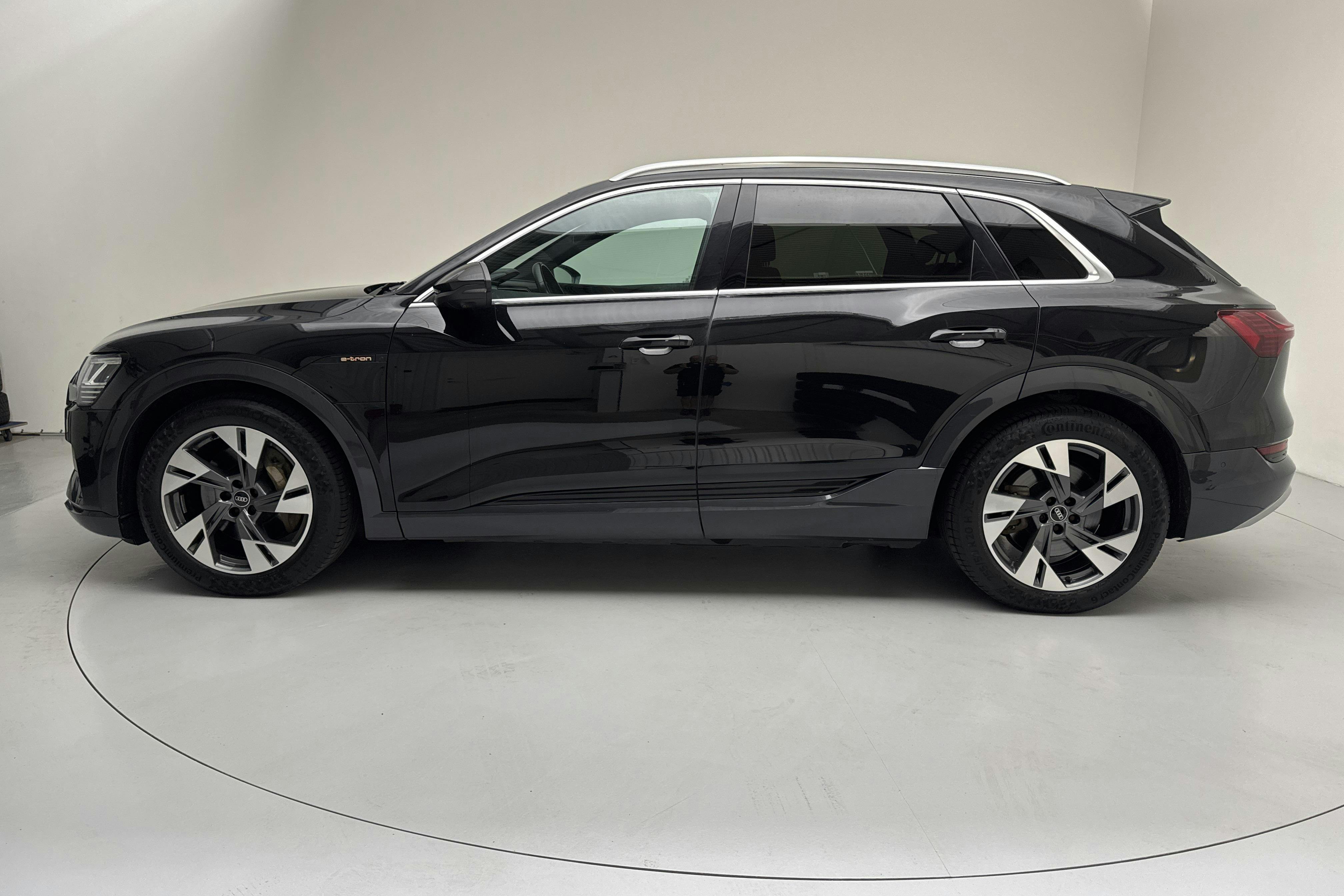 Presentationsfoto 2 av 19: Audi e-tron 55 quattro 95 kWh (360hk) - 9 175 mil - Automat - svart - 2022