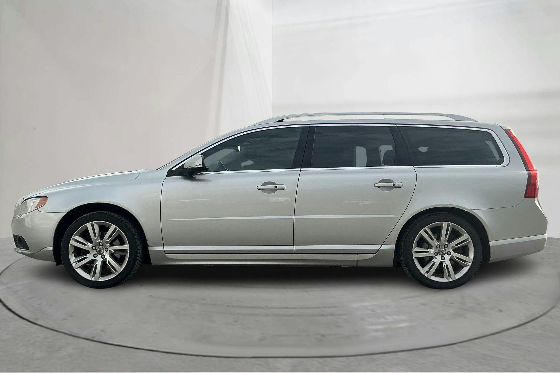 Presentationsfoto 2 av 16: Volvo V70 II D5 AWD (215hk) - 27 787 mil - Automat - Light Grey - 2012