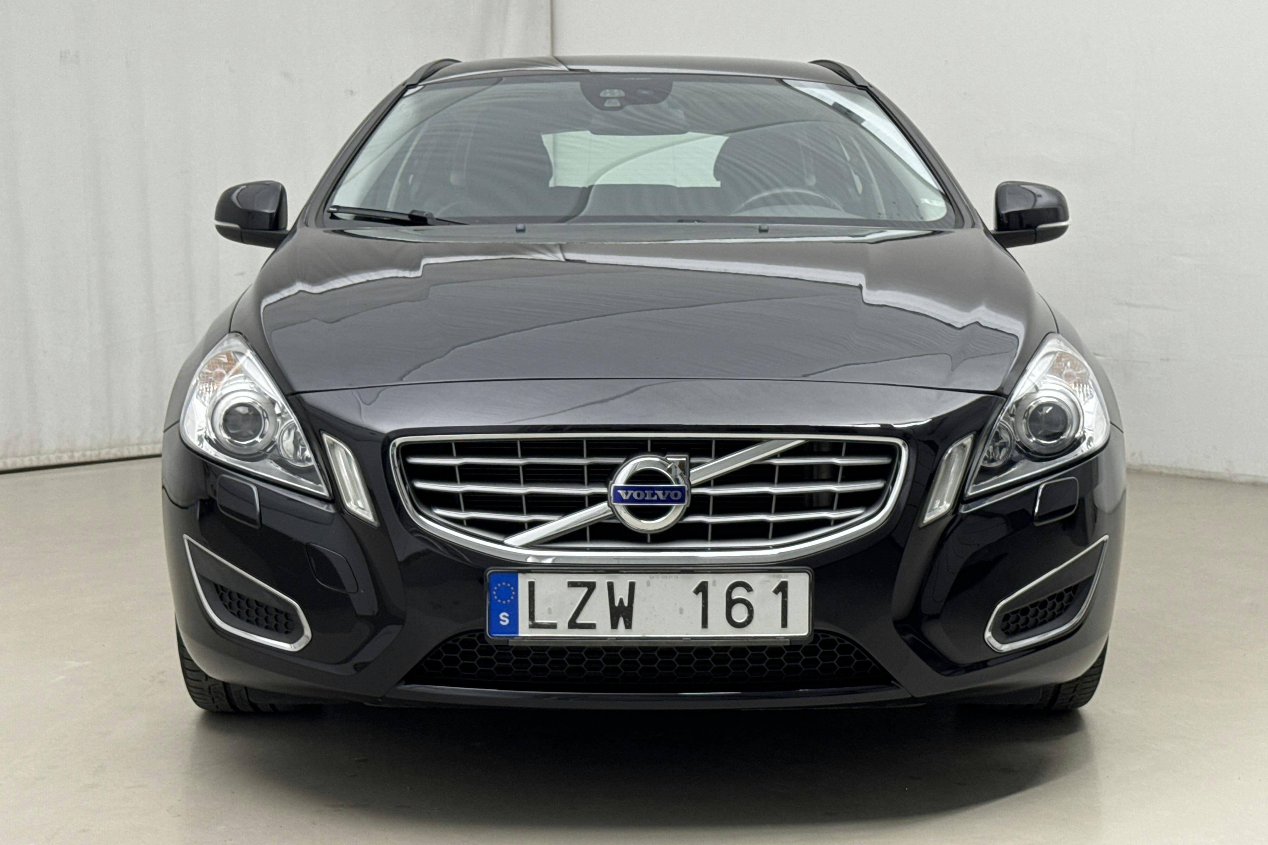 Volvo V60 T3 (150hk) - 215 950 km - Käsitsi - must - 2012