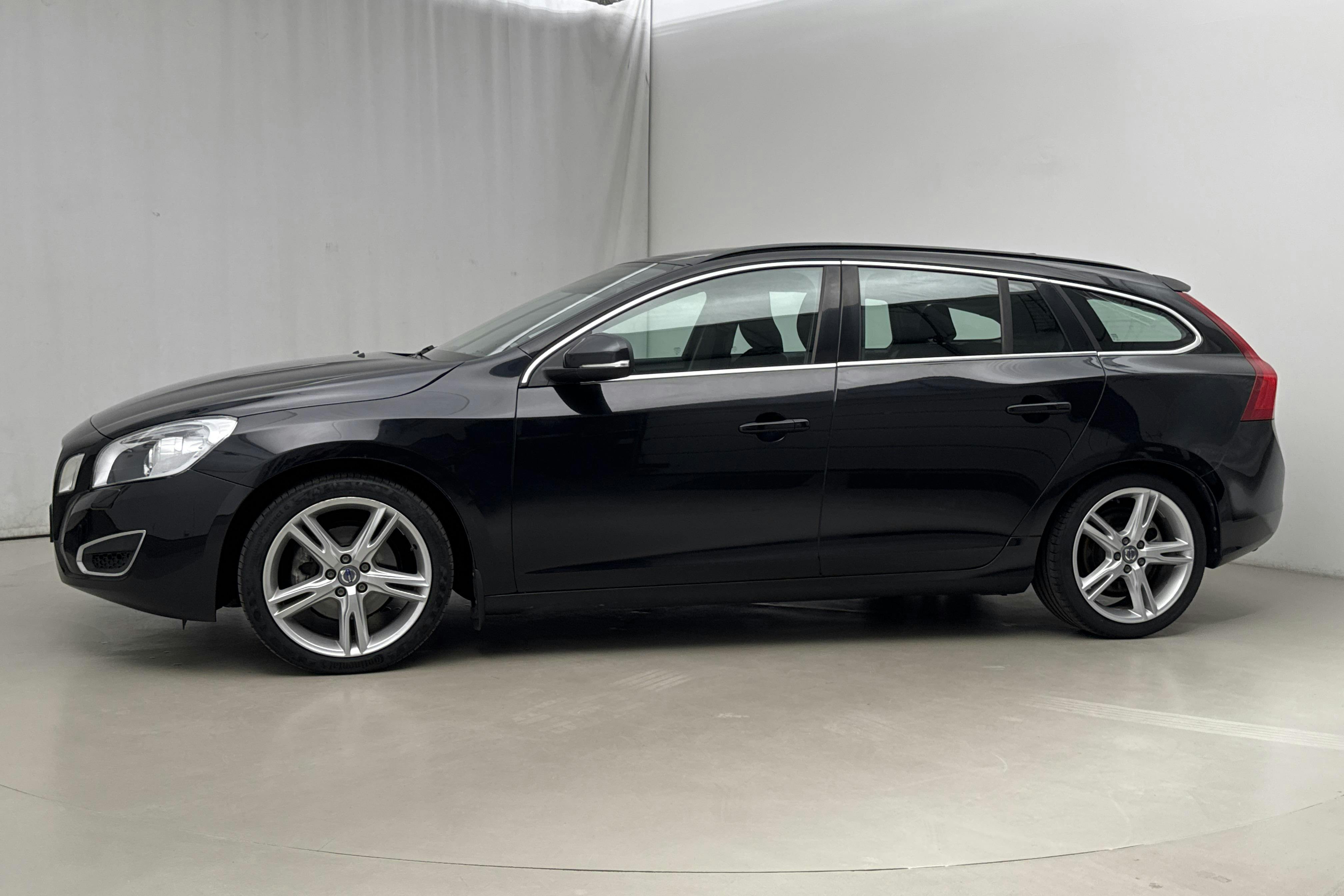 Esitlusfoto 2 aadressil 13: Volvo V60 T3 (150hk) - 215 950 km - Käsitsi - must - 2012