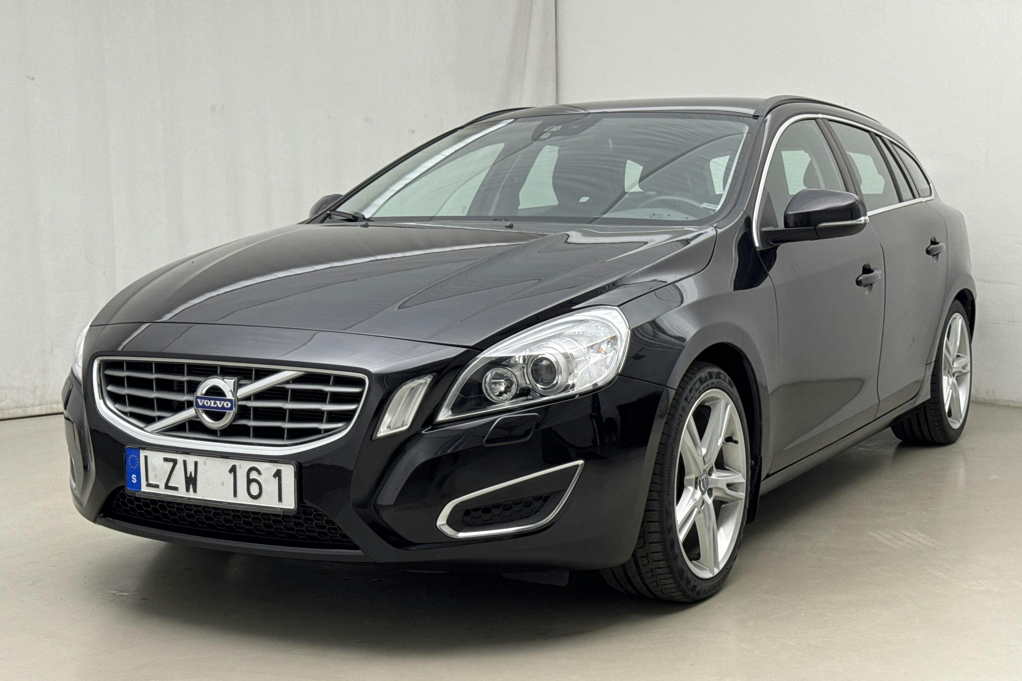 Volvo V60 T3 (150hk) - 21 595 mil - Manuell - svart - 2012