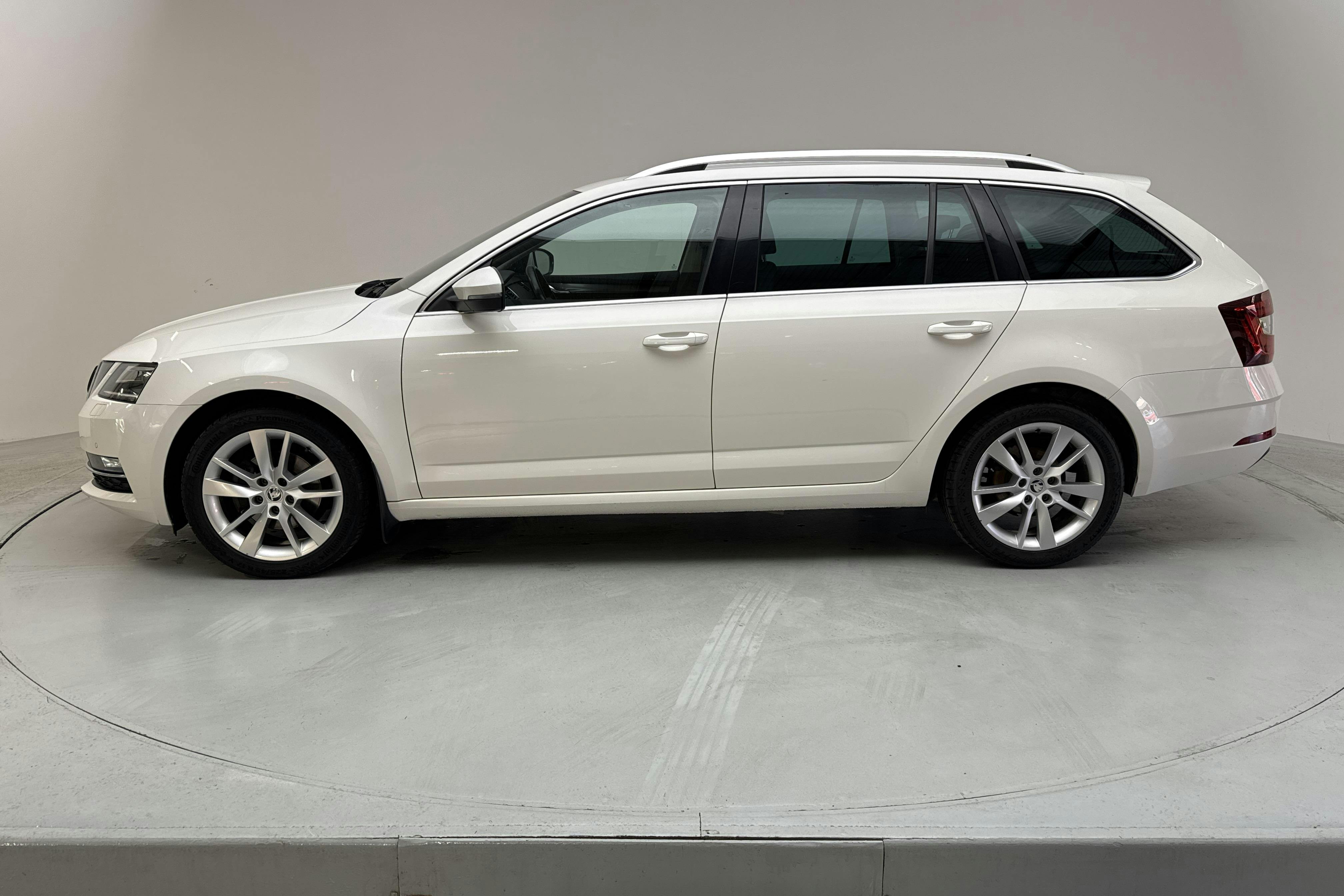 Presentationsfoto 2 av 14: Skoda Octavia III 1.5 TSI G-TEC Combi (130hk) - 15 854 mil - Automat - vit - 2020