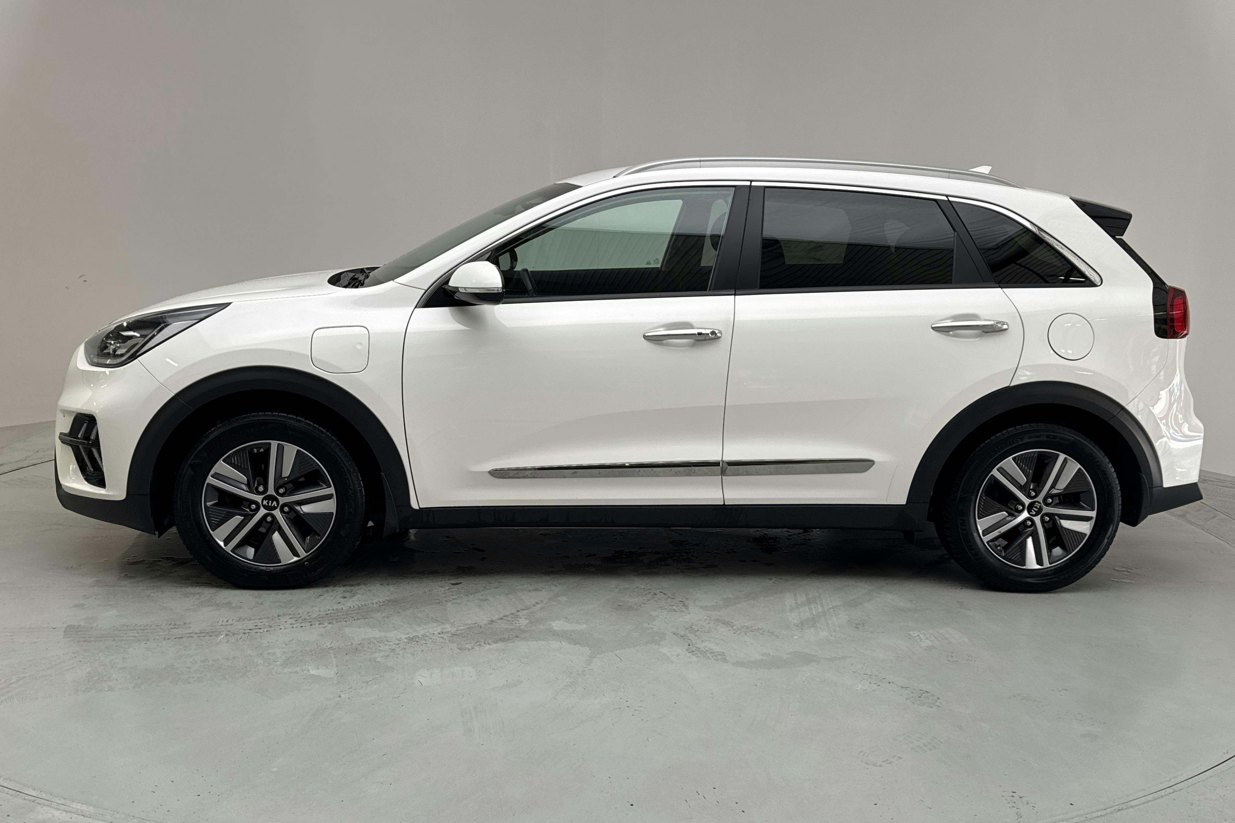 Presentationsfoto 2 av 16: KIA Niro Plug-in Hybrid 1.6 (141hk) - 9 546 mil - Automat - vit - 2020