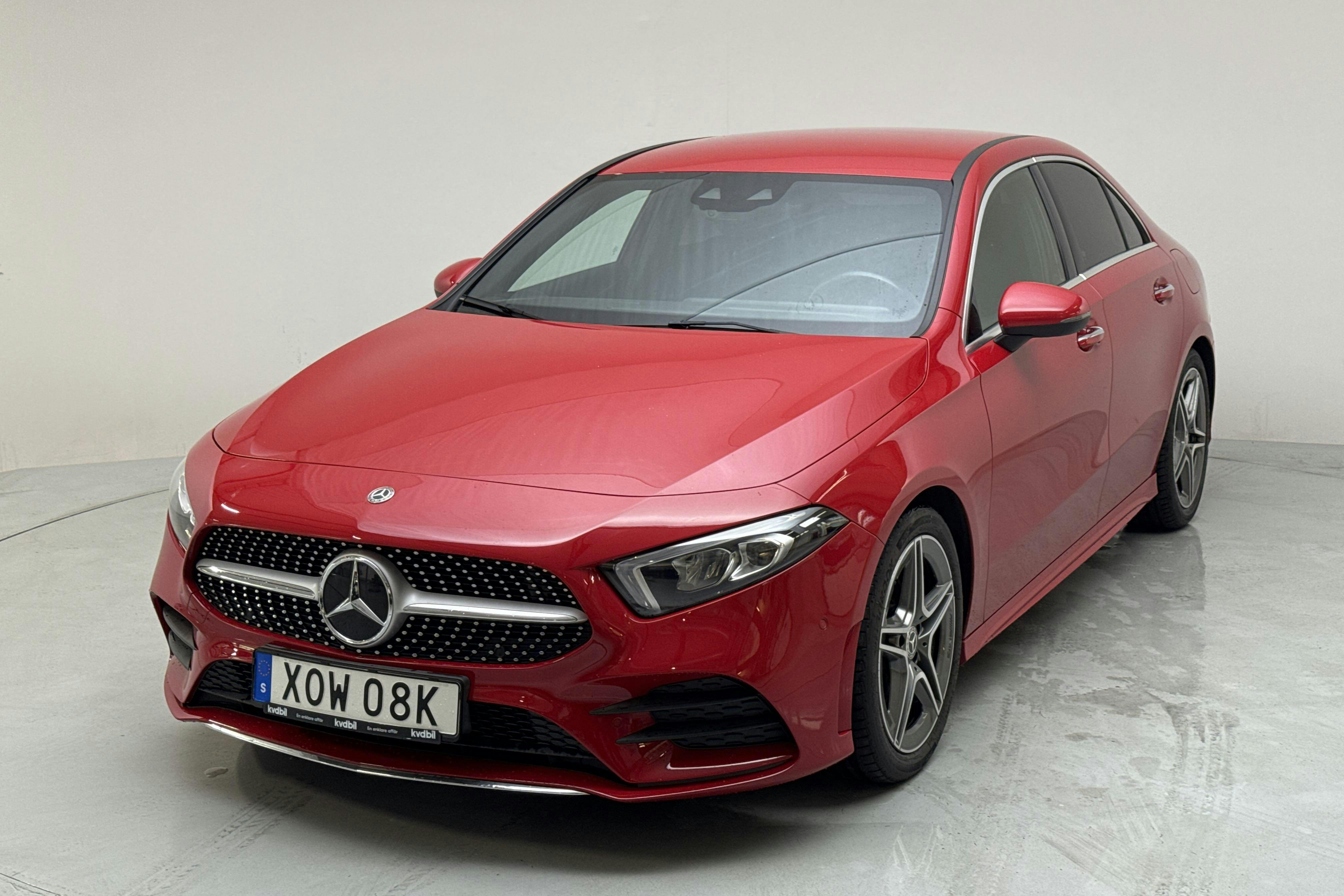 Presentation photo 1 of 13: Mercedes A 200 Sedan V177 (163hk) - 99 070 km - Automatic - red - 2020
