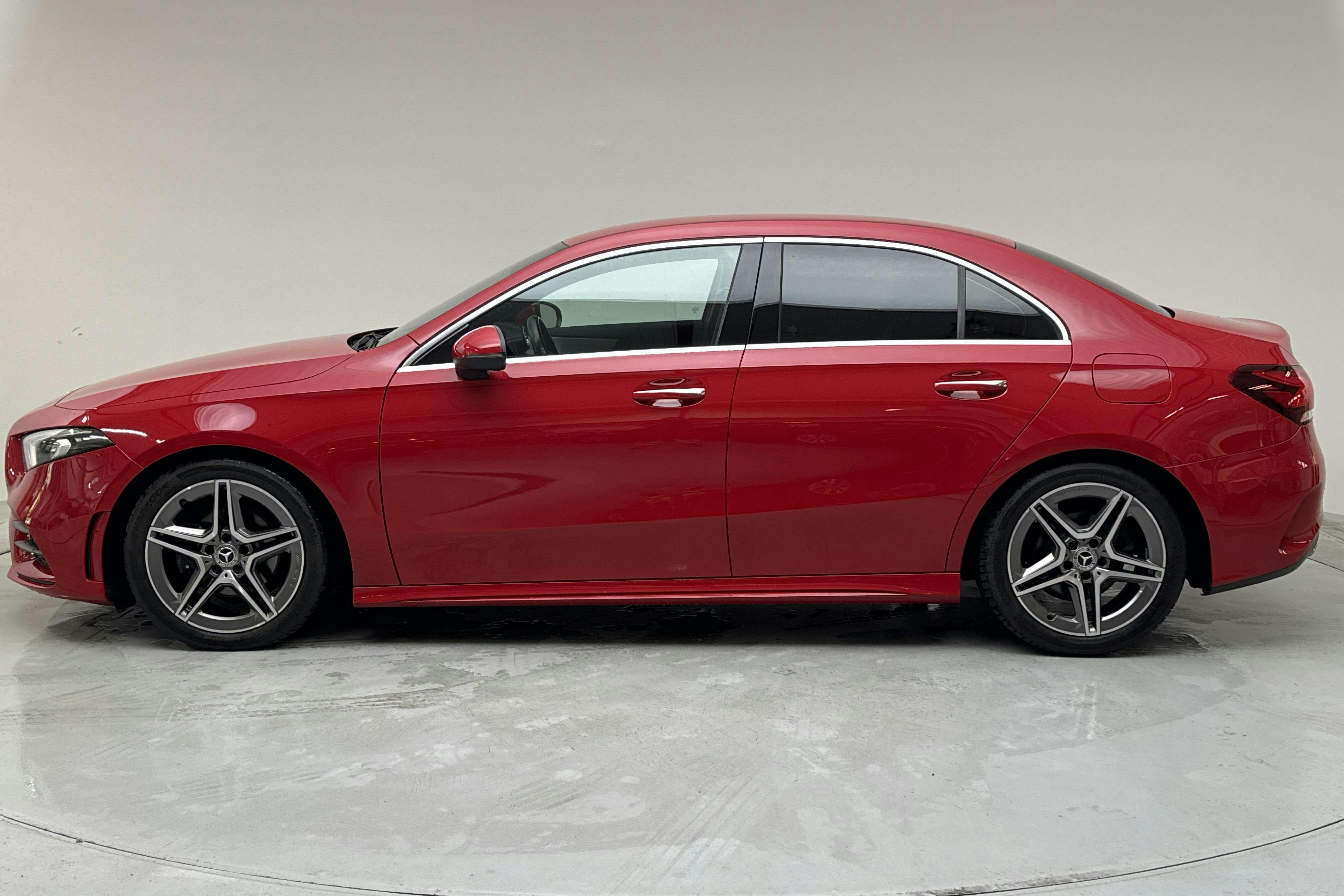 Presentation photo 2 of 13: Mercedes A 200 Sedan V177 (163hk) - 99 070 km - Automatic - red - 2020