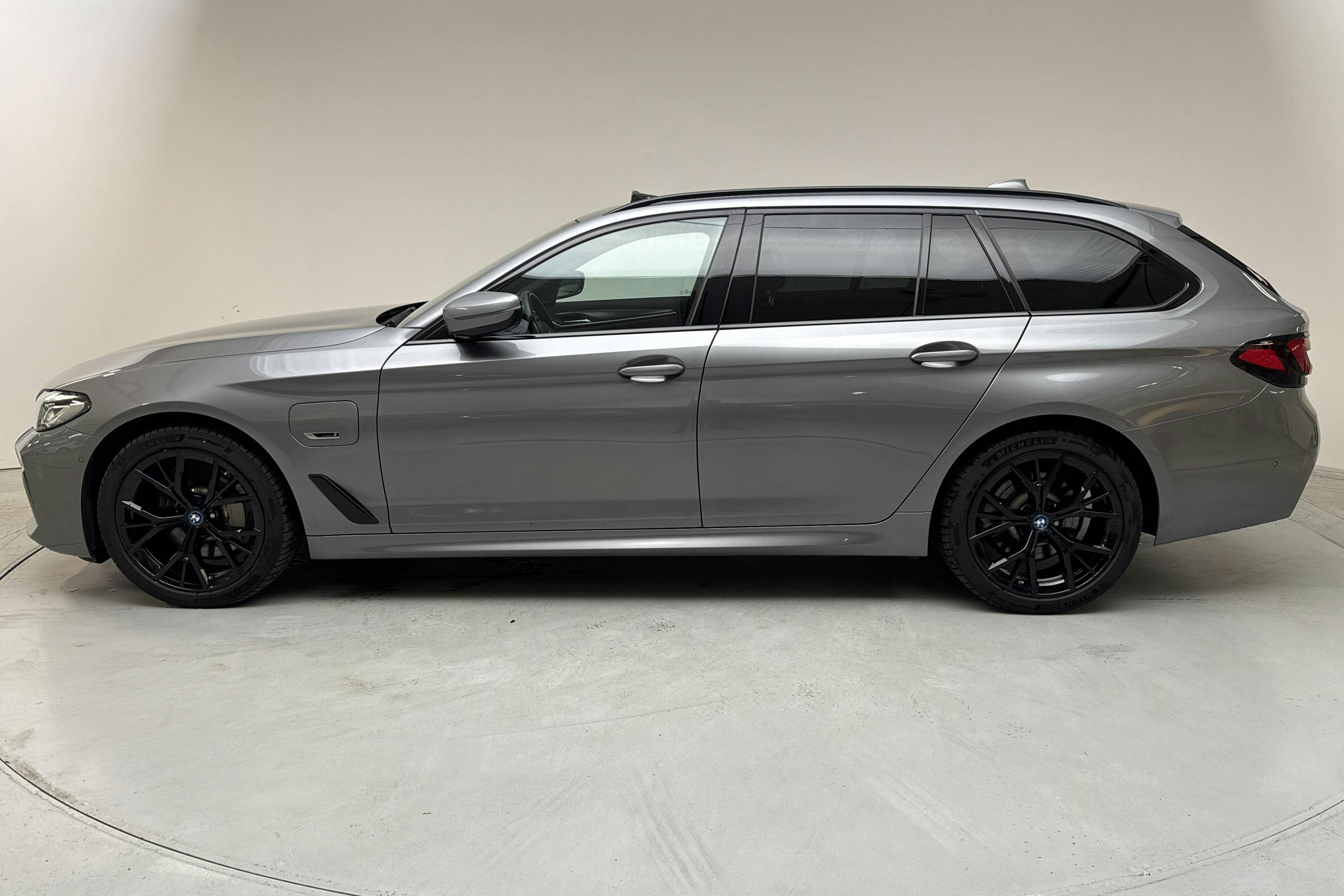 Presentation photo 2 of 16: BMW 530e xDrive Touring, G31 12kWh LCI (292hk) - 54 090 km - Automatic - gray - 2023