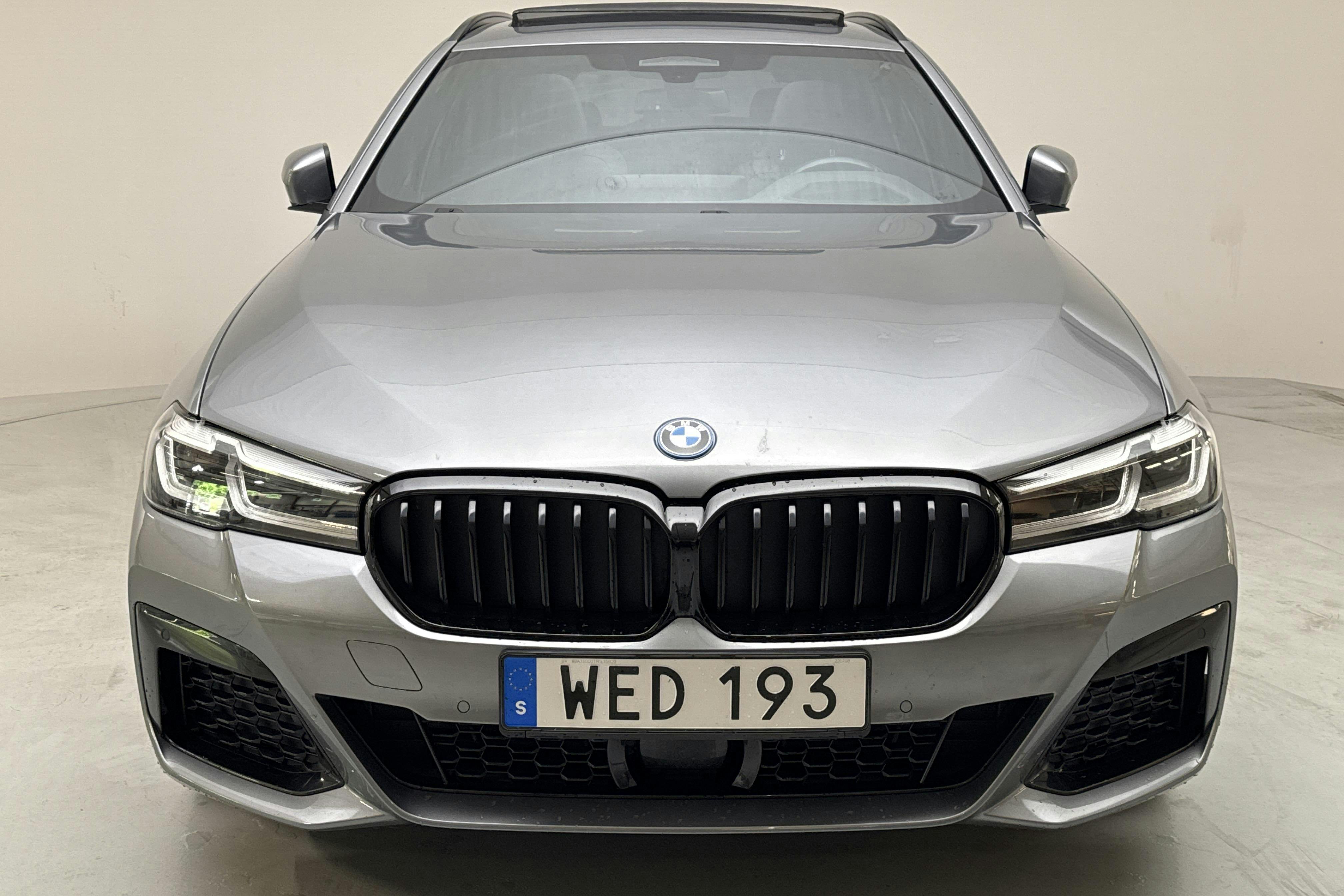 BMW 530e xDrive Touring, G31 12kWh LCI (292hk) - 54 090 km - Automatic - gray - 2023