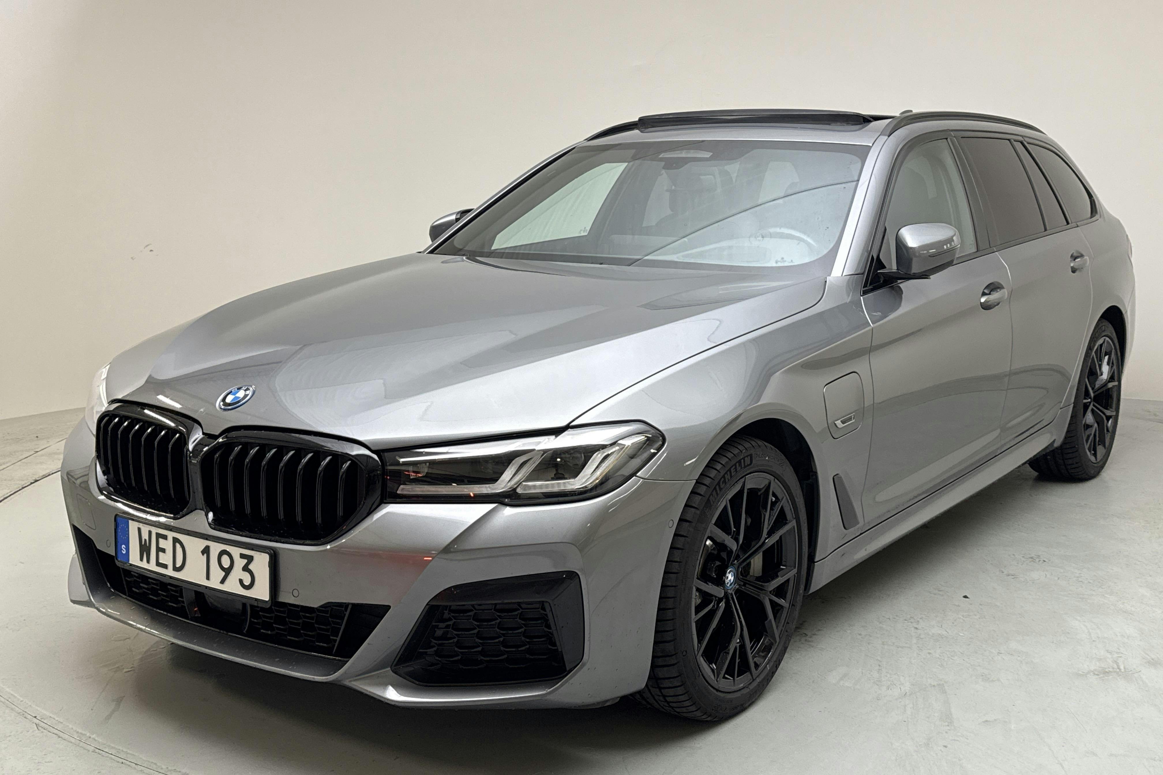 Presentation photo 1 of 16: BMW 530e xDrive Touring, G31 12kWh LCI (292hk) - 54 090 km - Automatic - gray - 2023