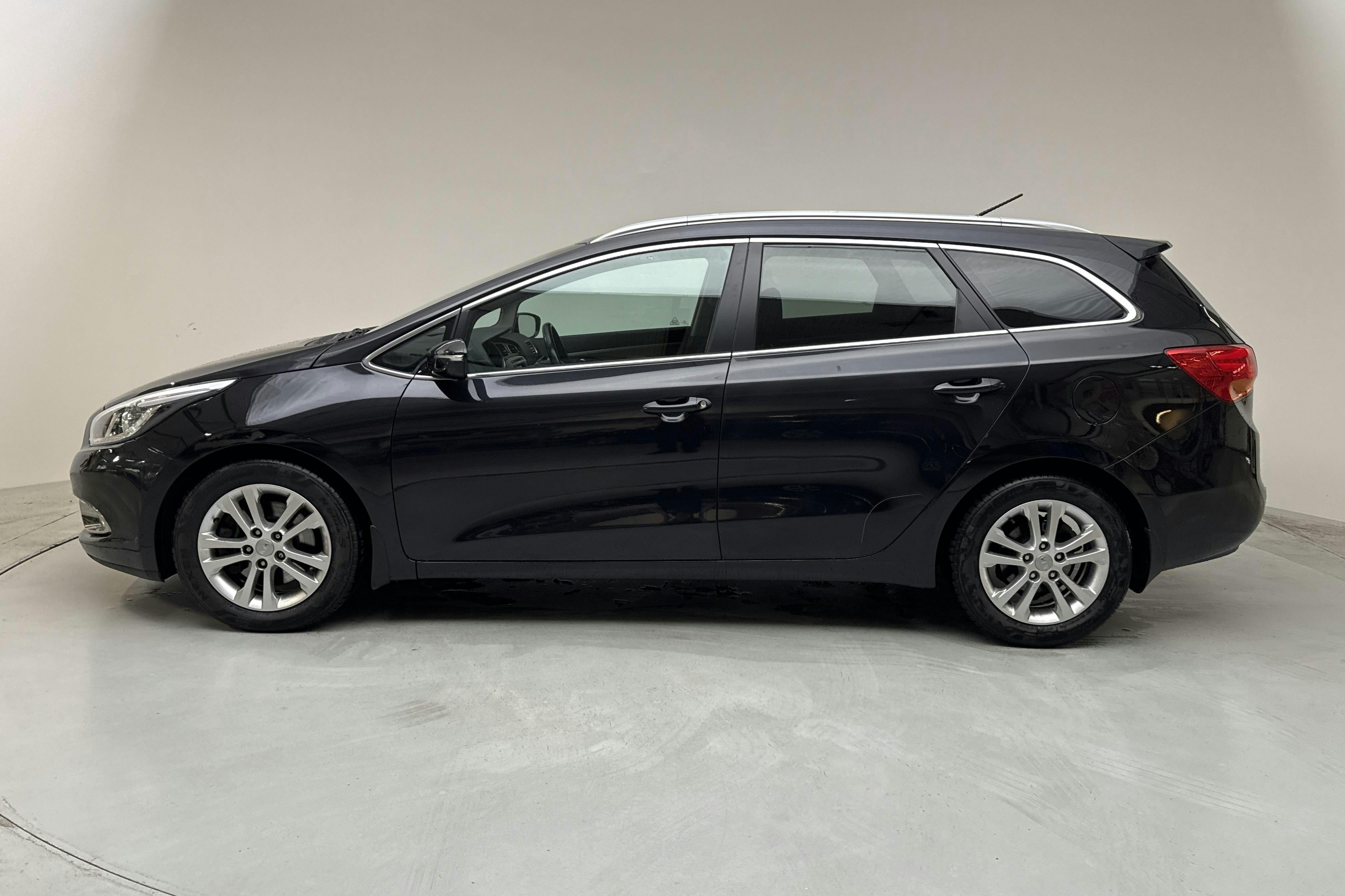 Presentationsfoto 2 av 12: KIA Cee'd 1.6 CRDi SW (128hk) - 11 590 mil - Manuell - svart - 2013