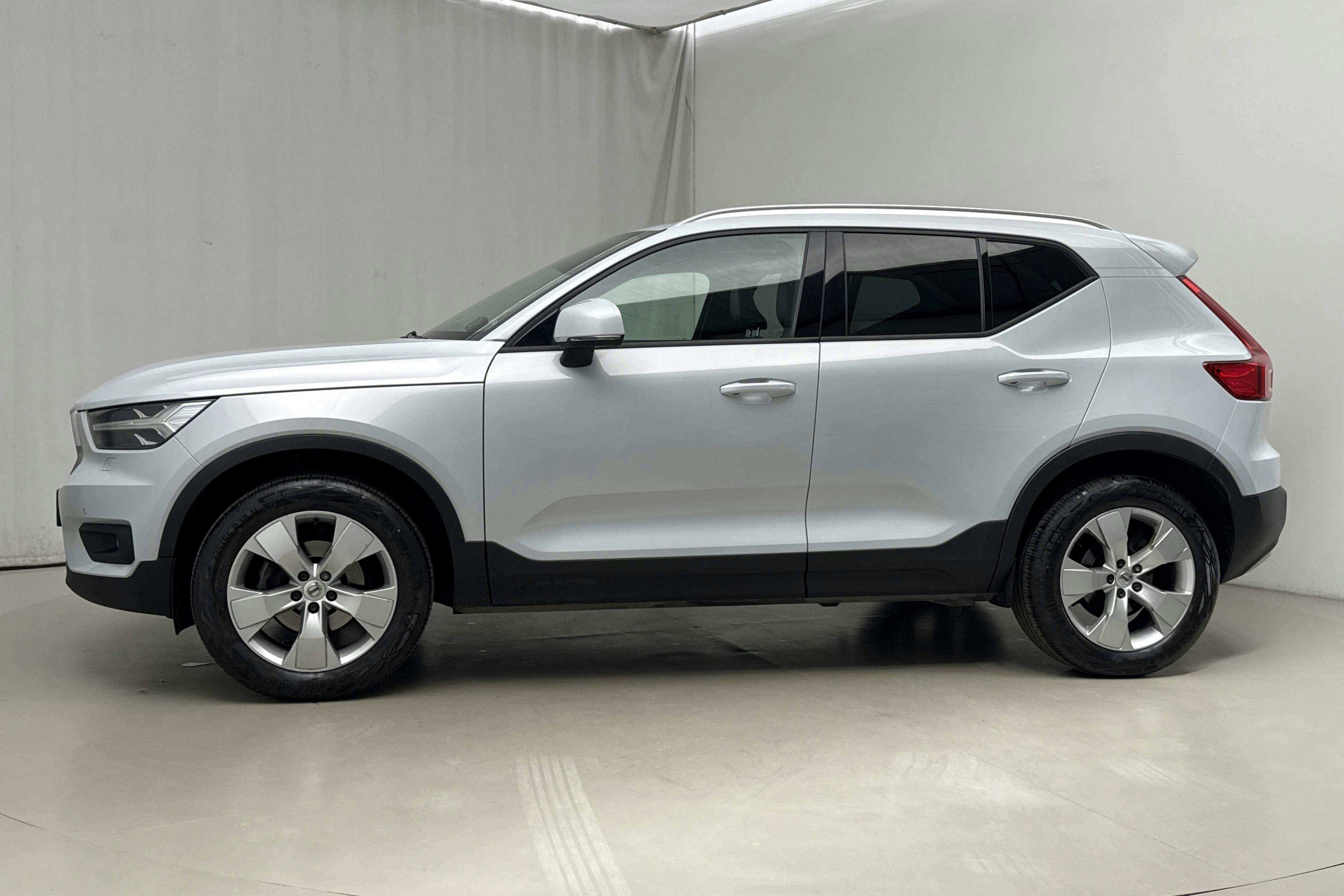 Presentationsfoto 2 av 17: Volvo XC40 T3 2WD (163hk) - 11 290 mil - Manuell - silver - 2020
