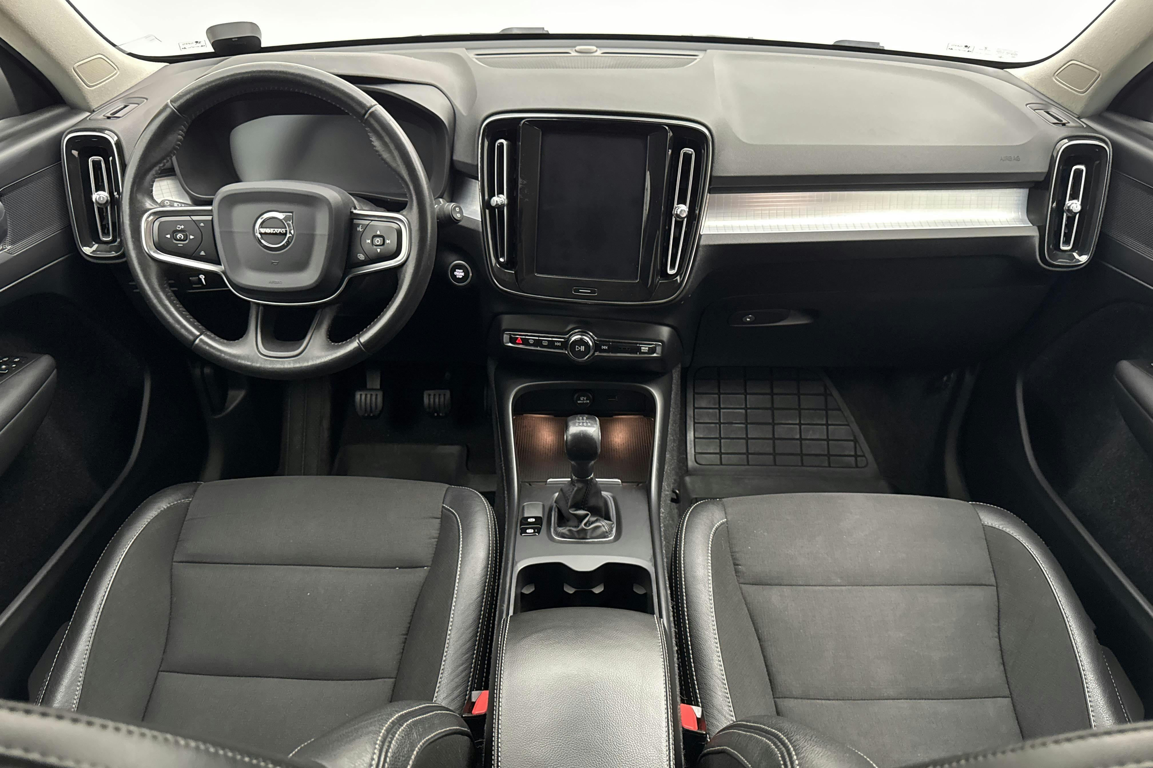 Volvo XC40 T3 2WD (163hk) - 11 290 mil - Manuell - silver - 2020