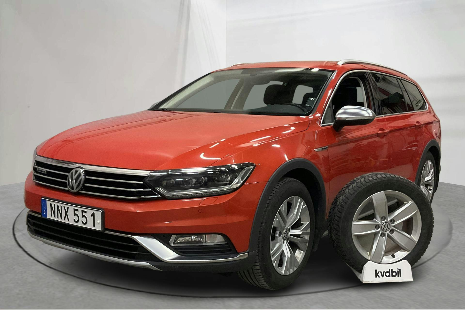 Presentationsfoto 1 av 14: VW Passat Alltrack 2.0 TDI 4MOTION (190hk) - 16 551 mil - Automat - orange - 2016