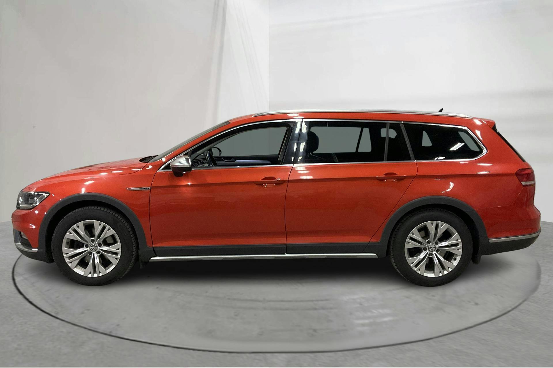 Presentationsfoto 2 av 14: VW Passat Alltrack 2.0 TDI 4MOTION (190hk) - 16 551 mil - Automat - orange - 2016