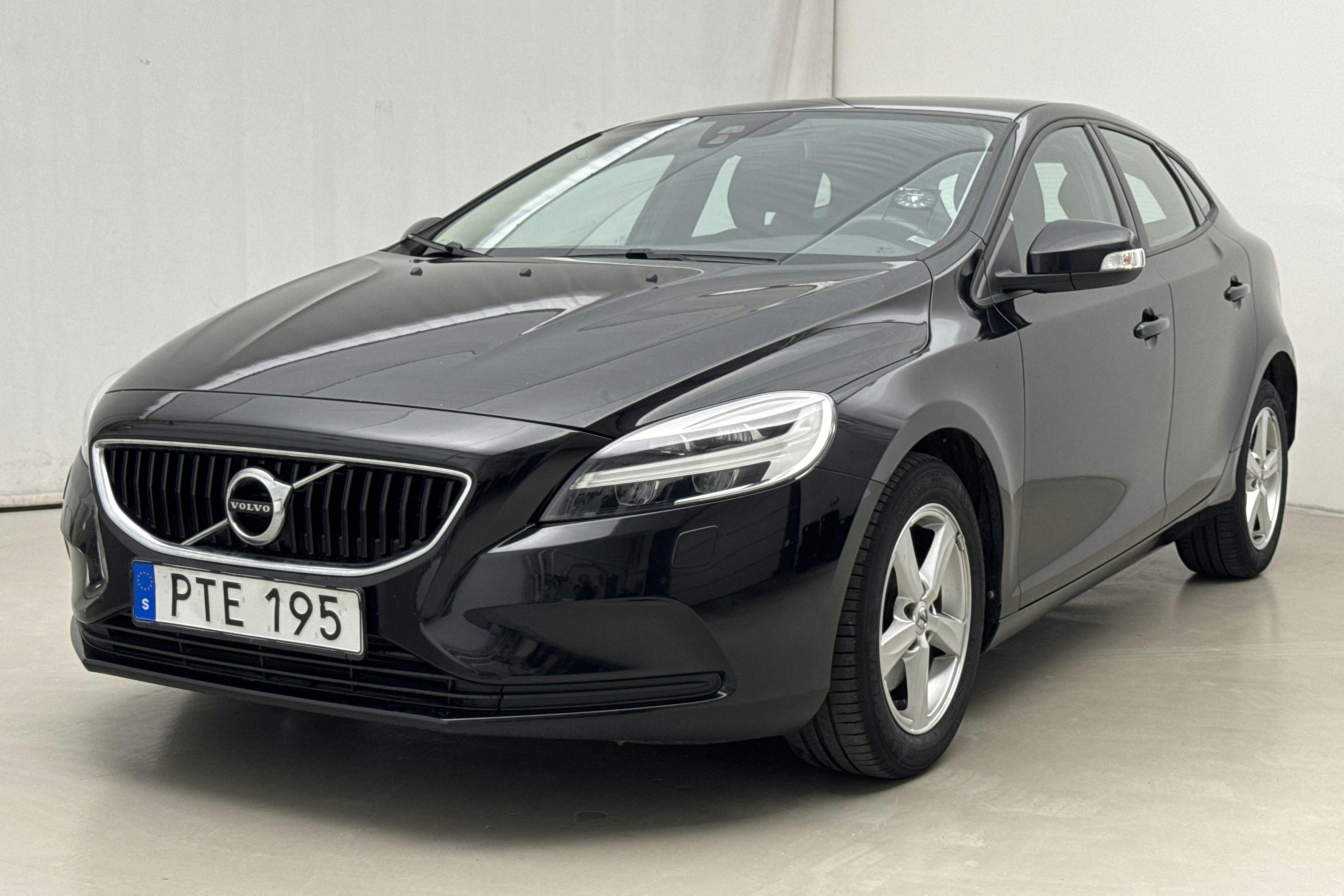 Volvo V40 T2 (122hk) - 69 870 km - Manual - black - 2017