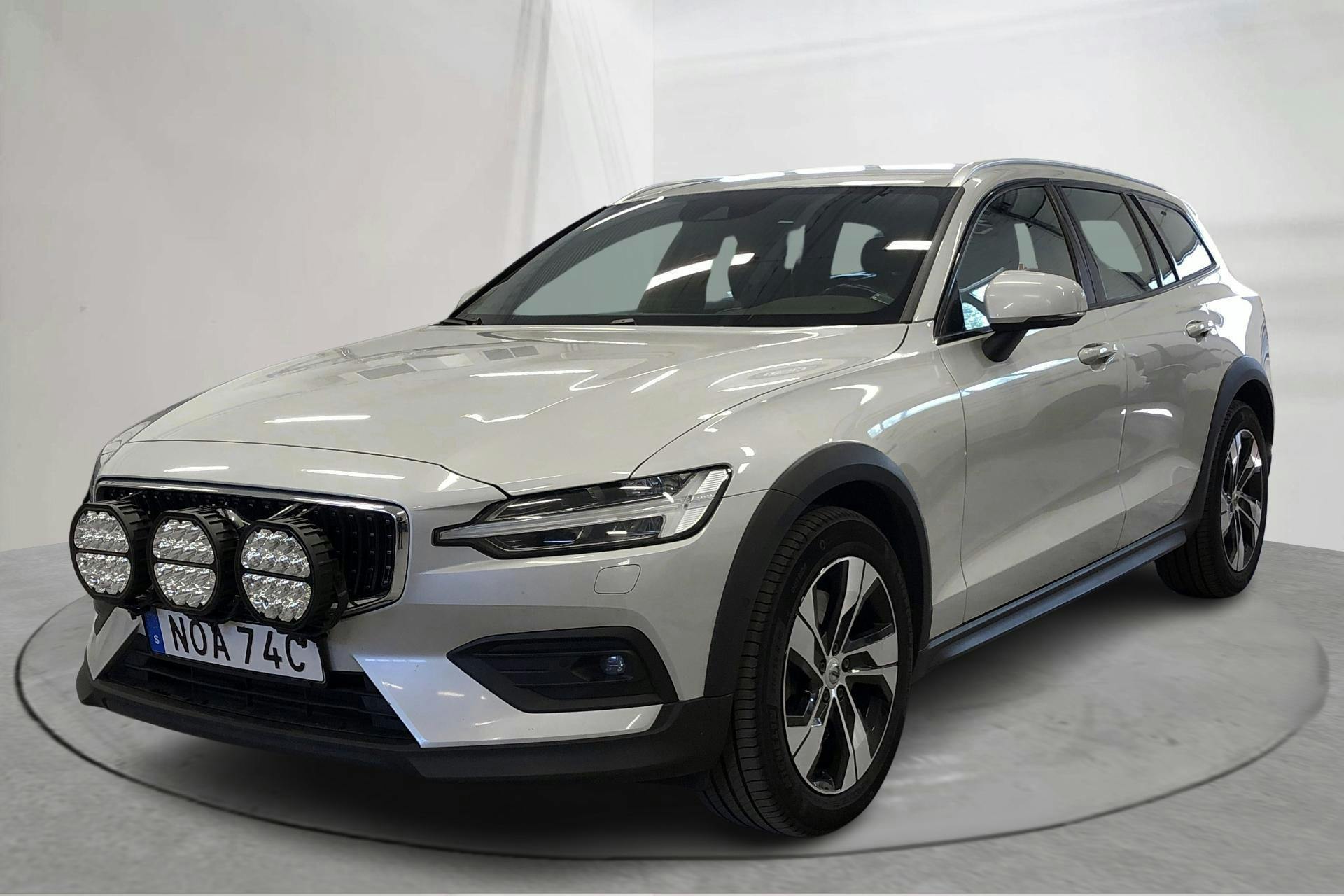 Presentationsfoto 1 av 17: Volvo V60 D4 Cross Country AWD (190hk) - 19 042 mil - Automat - vit - 2020