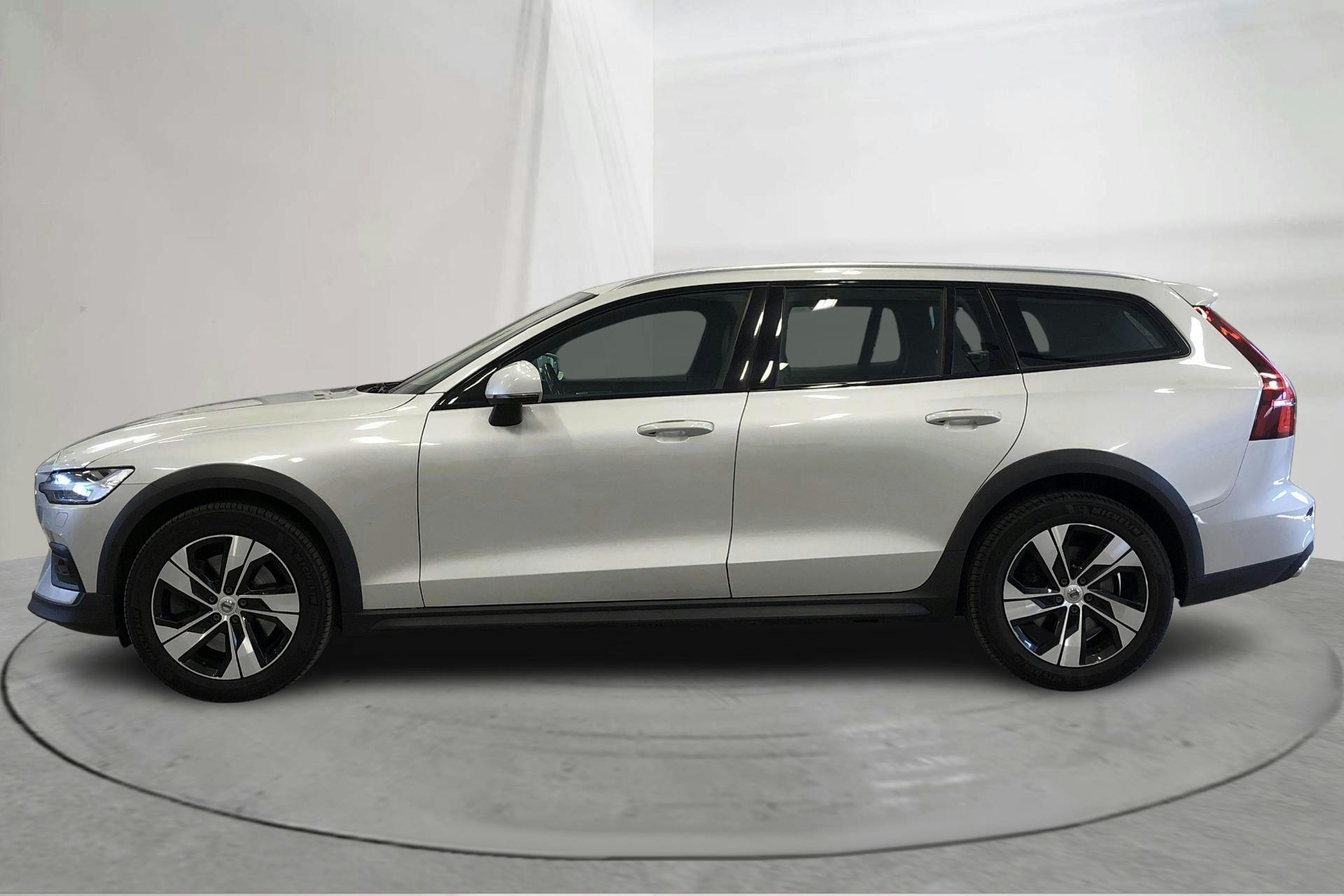 Presentationsfoto 2 av 17: Volvo V60 D4 Cross Country AWD (190hk) - 19 042 mil - Automat - vit - 2020