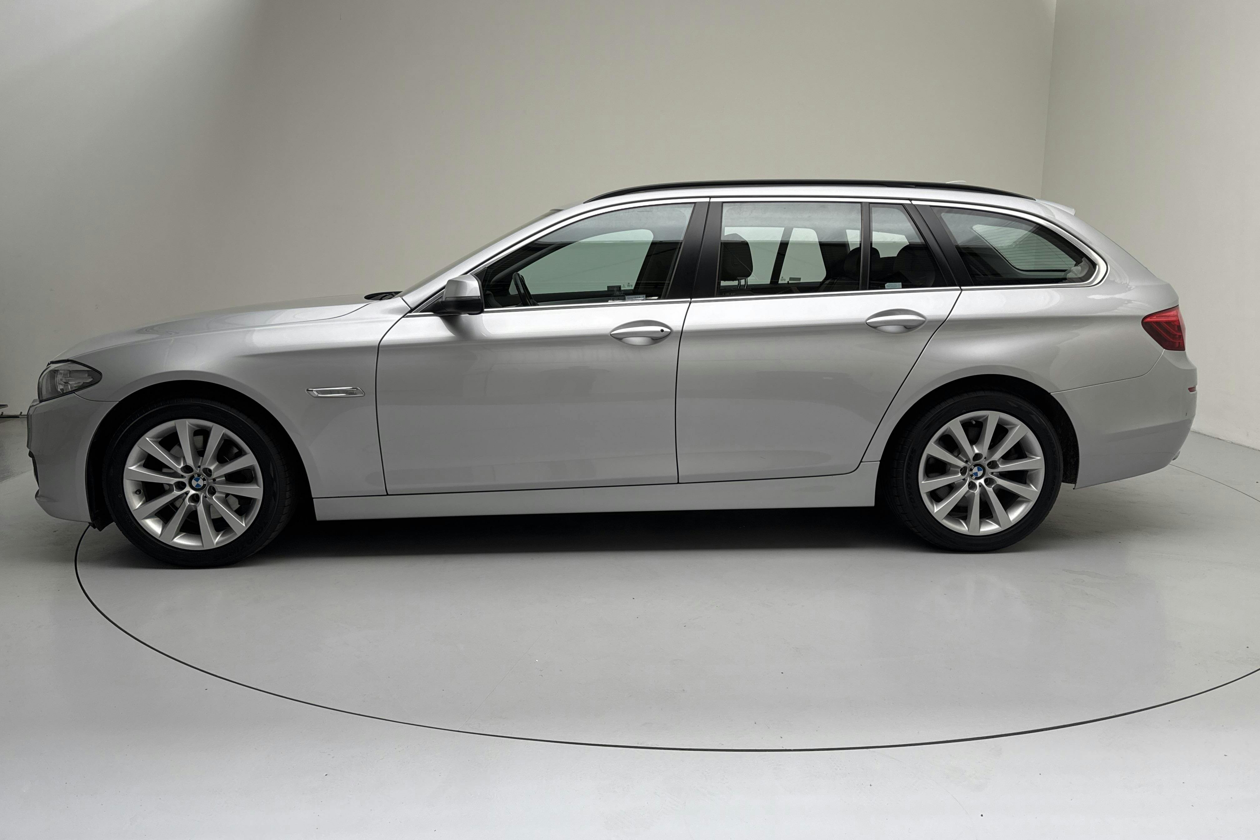 Esitlusfoto 2 aadressil 12: BMW 520d xDrive Touring, F11 (190hk) - 122 890 km - Automaatne - hõbe - 2017