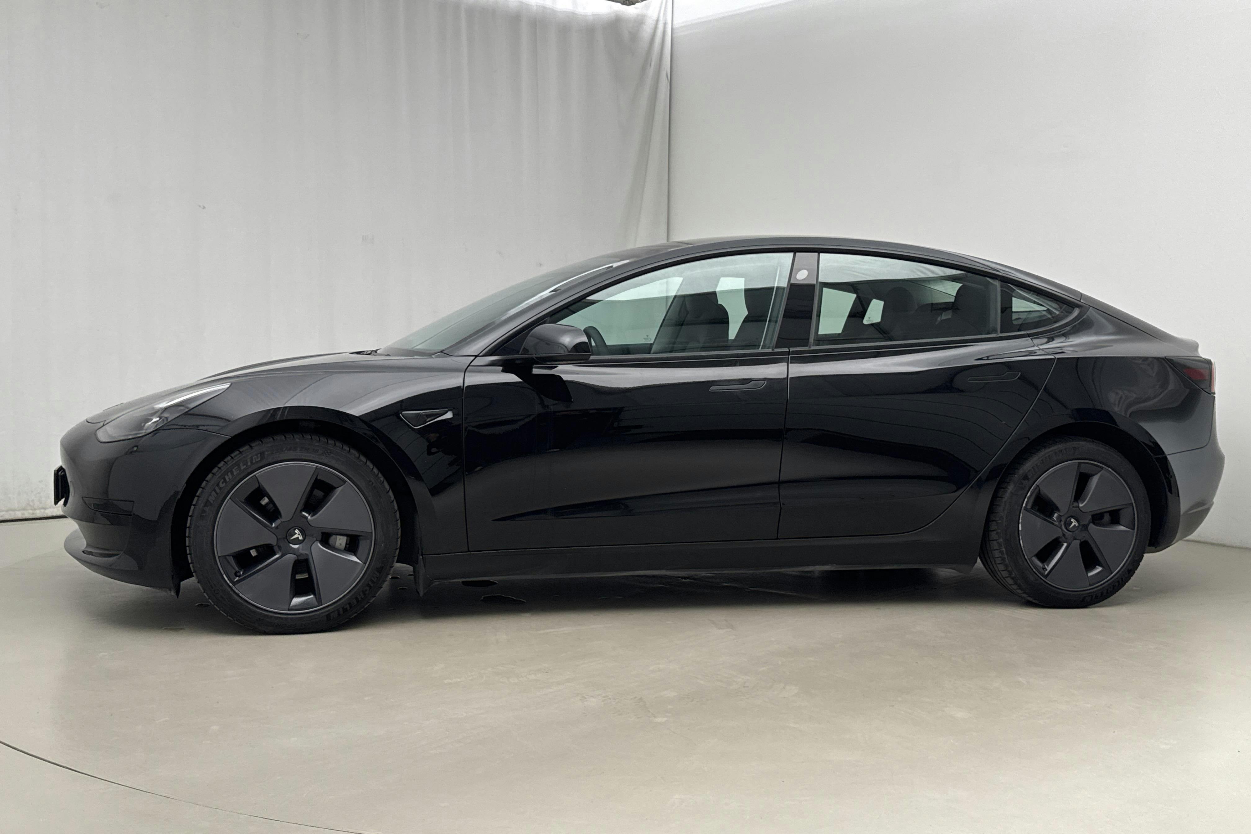 Presentationsfoto 2 av 20: Tesla Model 3 Standard Range RWD - 11 059 mil - Automat - svart - 2022