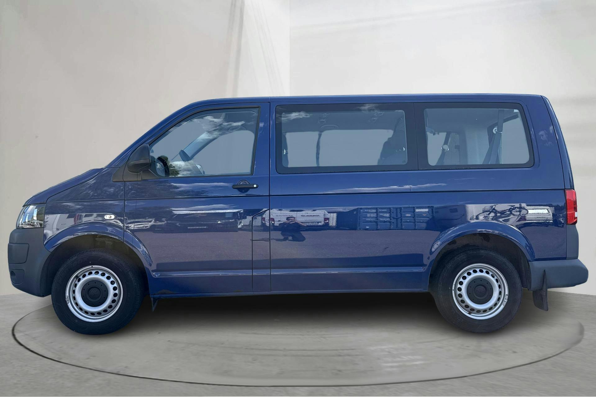 Presentationsfoto 2 av 14: VW Caravlle T5 2.0 TDI 4MOTION (140hk) - 5 621 mil - Manuell - Dark Blue - 2012