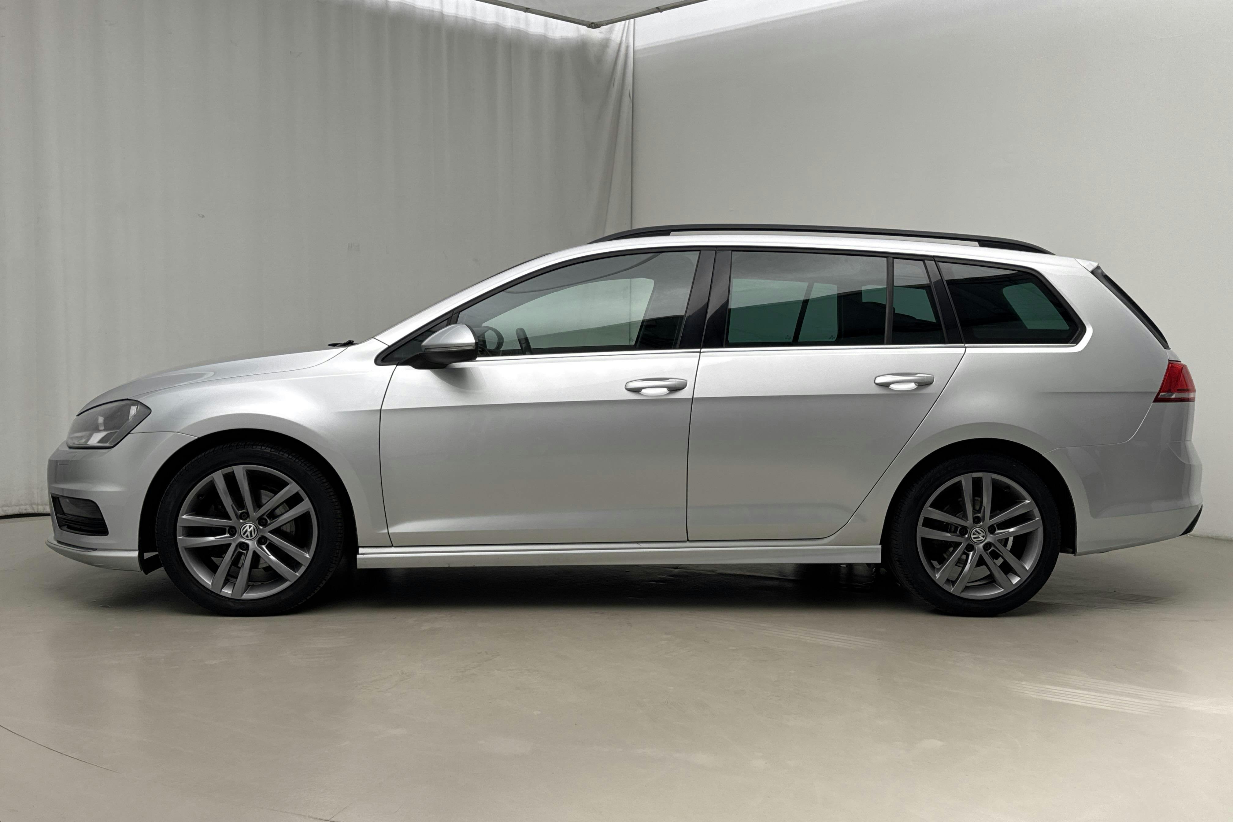 Presentationsfoto 2 av 15: VW Golf VII 1.4 TSI Sportscombi (140hk) - 10 654 mil - Manuell - silver - 2015