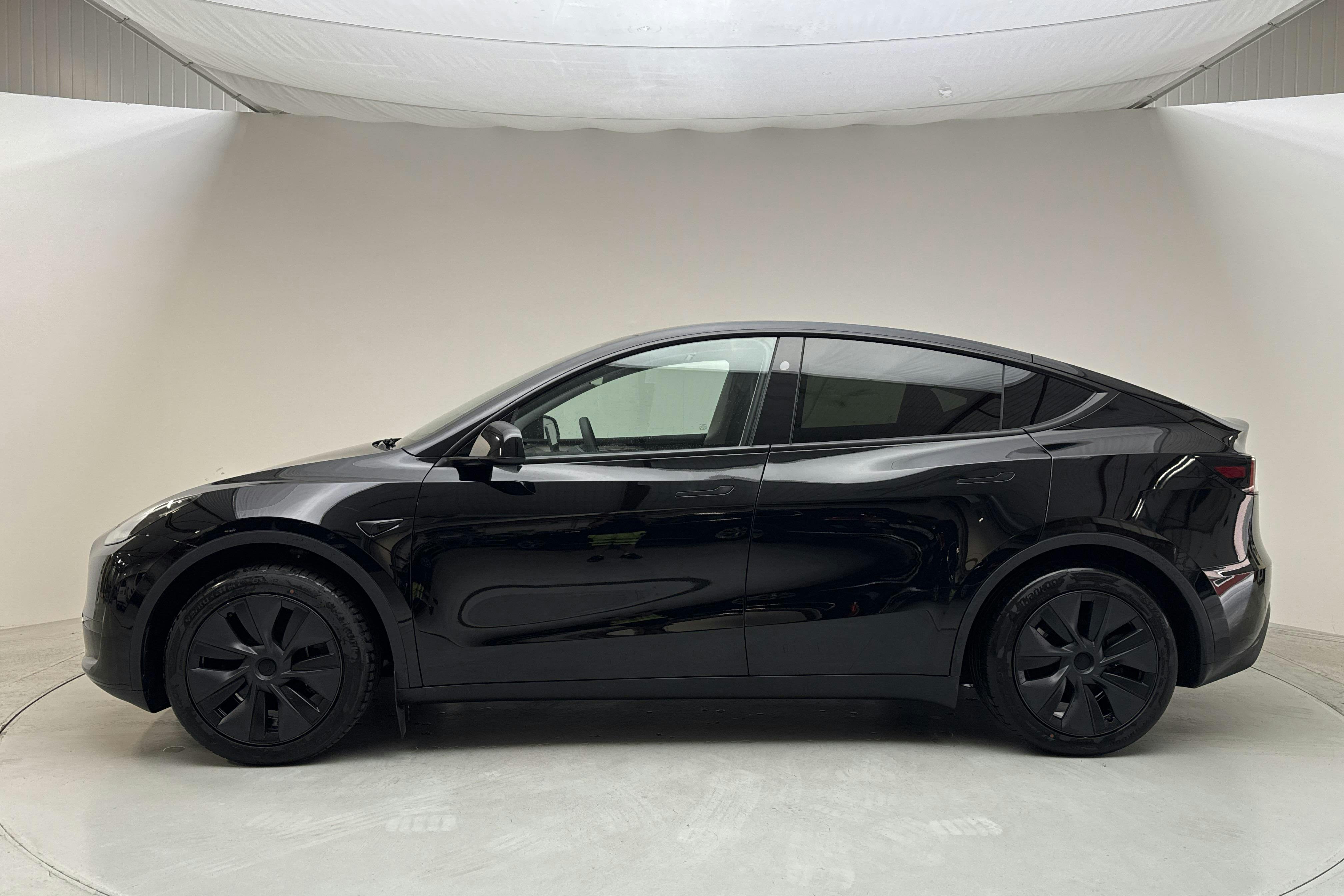 Presentationsfoto 2 av 20: Tesla Model Y Long Range RWD - 1 116 mil - Automat - svart - 2025