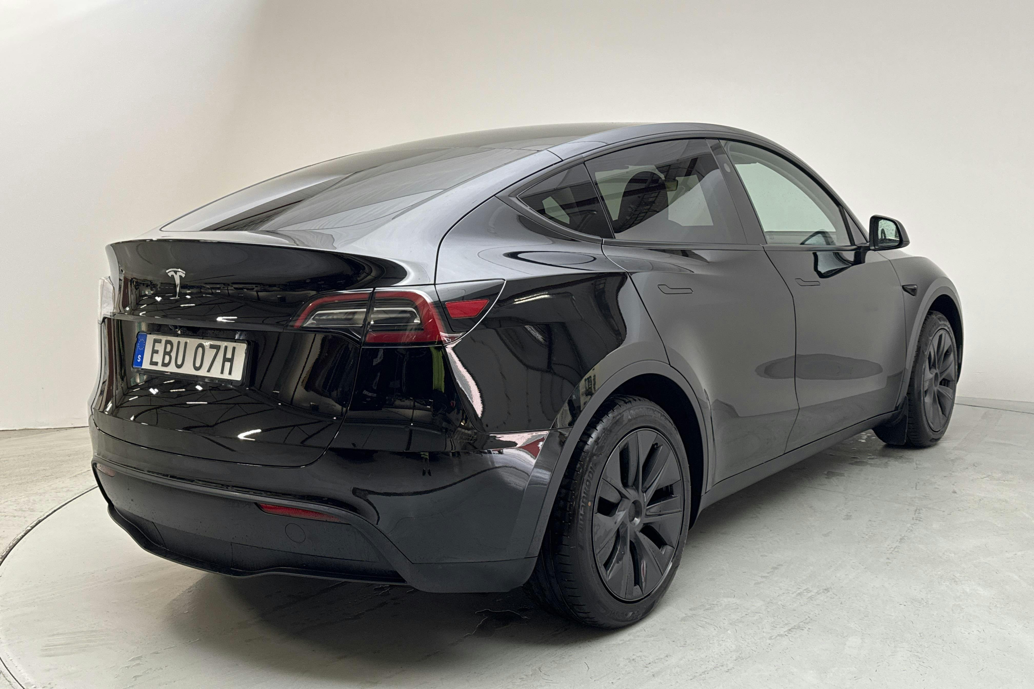 Tesla Model Y Long Range RWD - 1 116 mil - Automat - svart - 2025