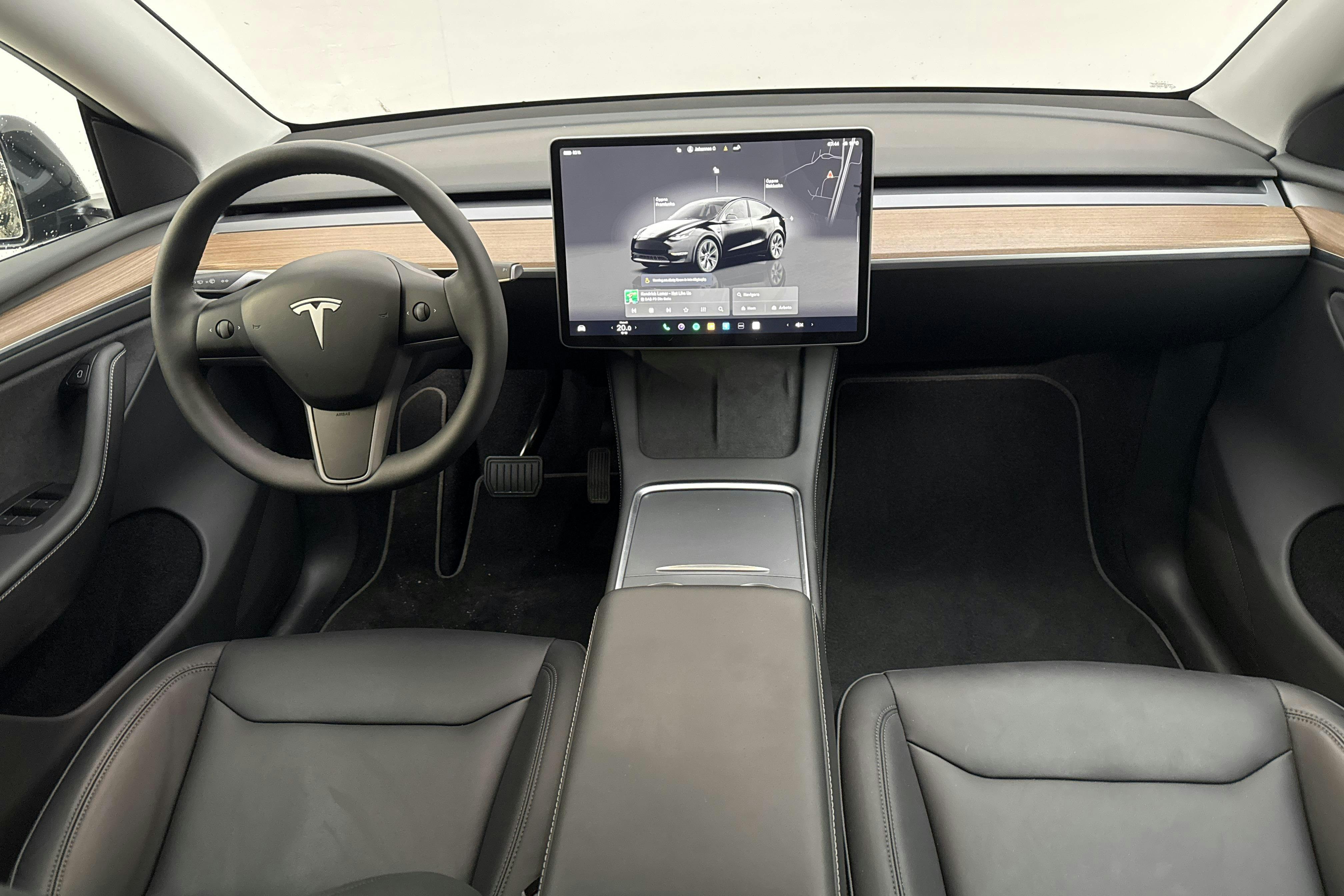 Tesla Model Y Long Range RWD - 1 116 mil - Automat - svart - 2025