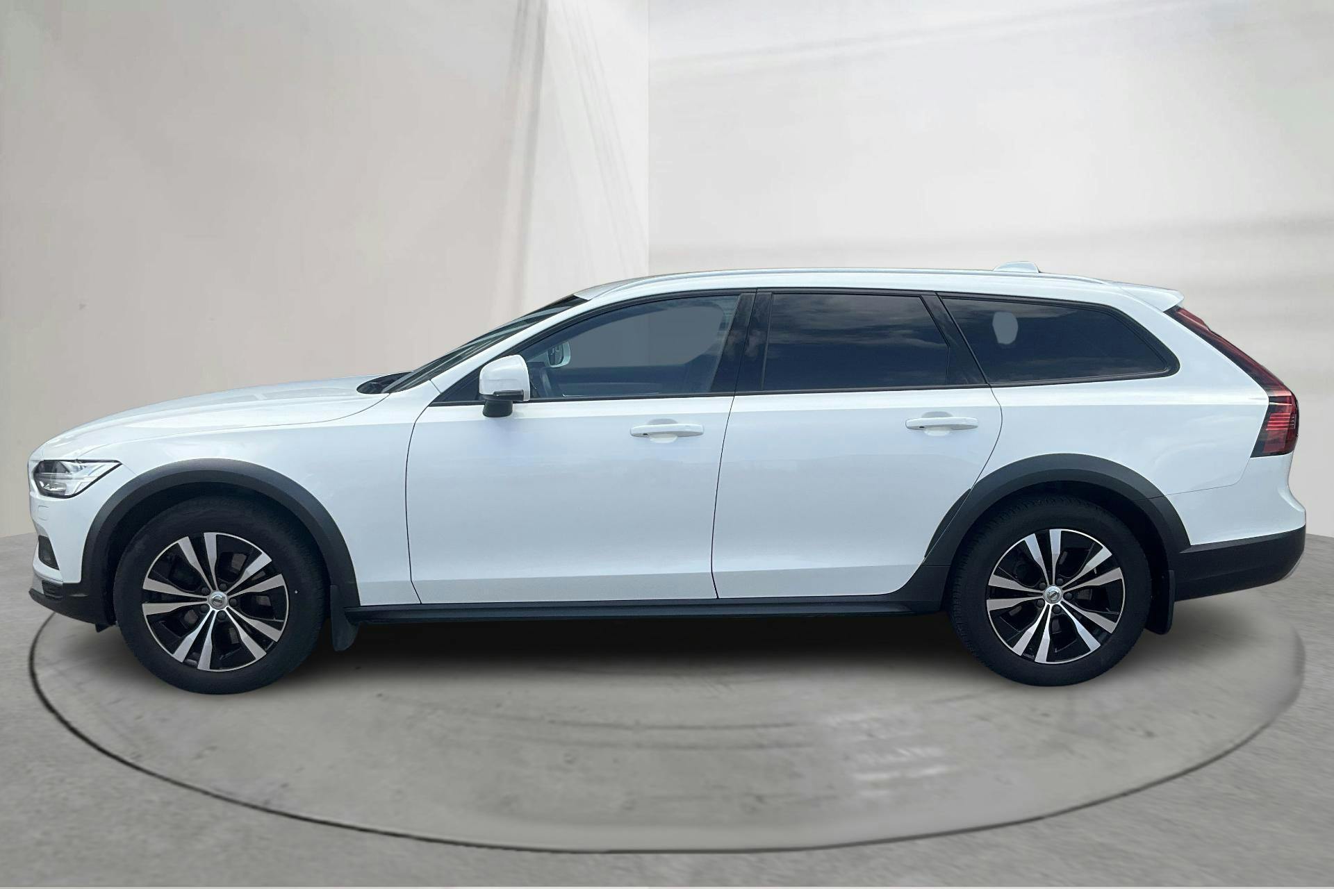 Esitlusfoto 2 aadressil 15: Volvo V90 B4 Cross Country AWD Mildhybrid, Diesel (197hk) - 150 960 km - Automaatne - valge - 2022
