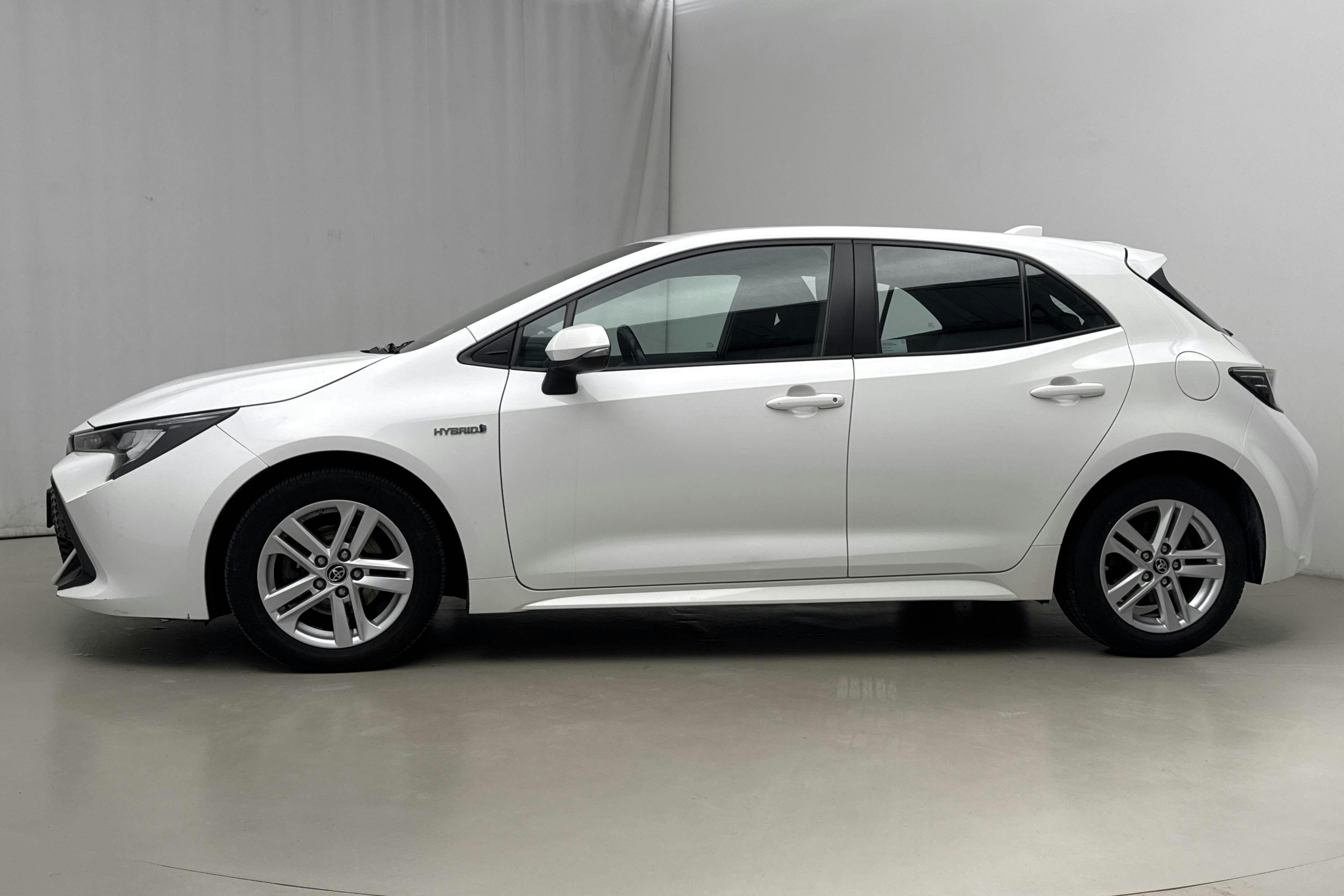 Presentationsfoto 2 av 17: Toyota Corolla 1.8 Hybrid 5dr (122hk) - 9 865 mil - Automat - vit - 2019