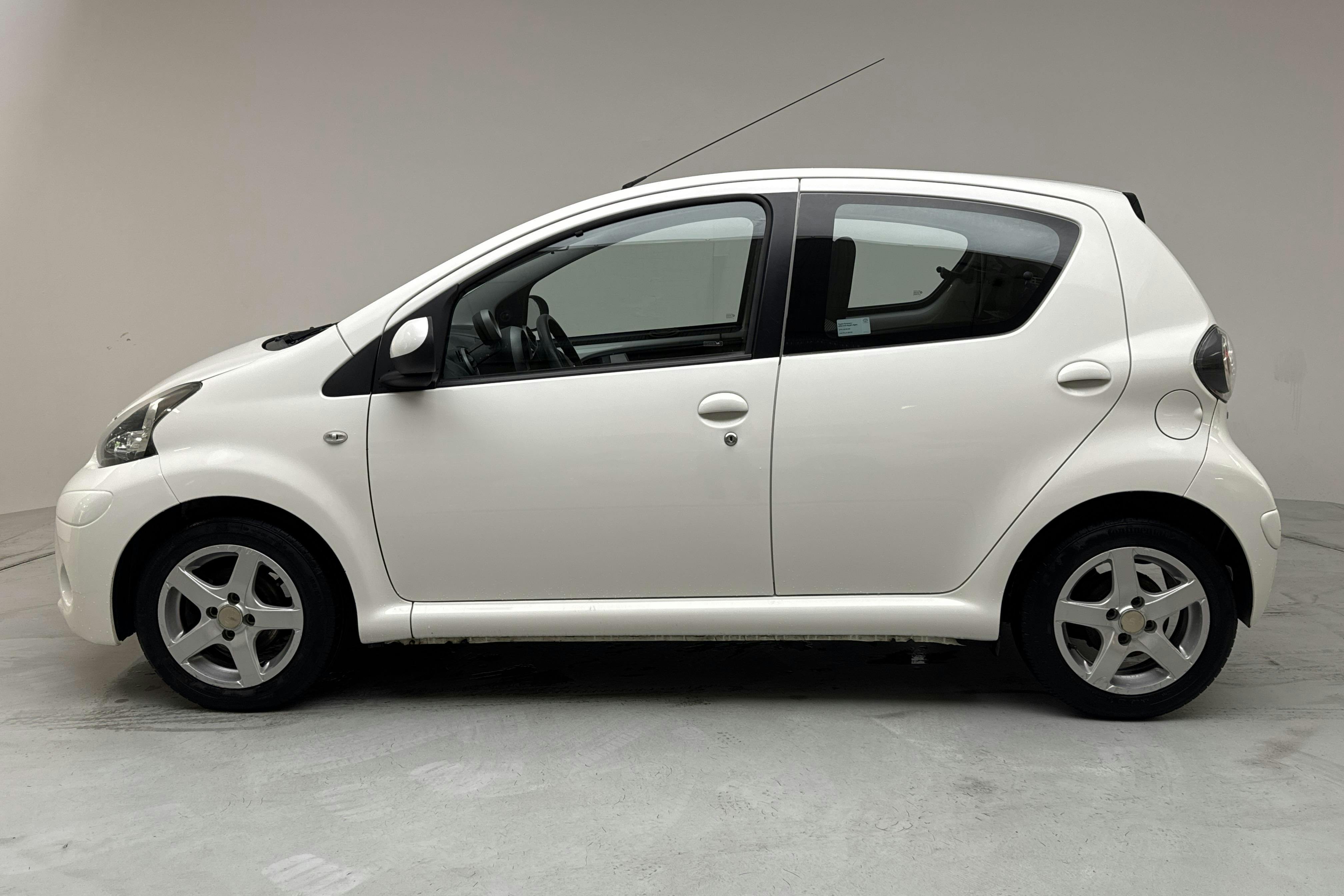 Presentationsfoto 2 av 11: Toyota Aygo 1.0 VVT-i 5dr (68hk) - 13 062 mil - Manuell - vit - 2014