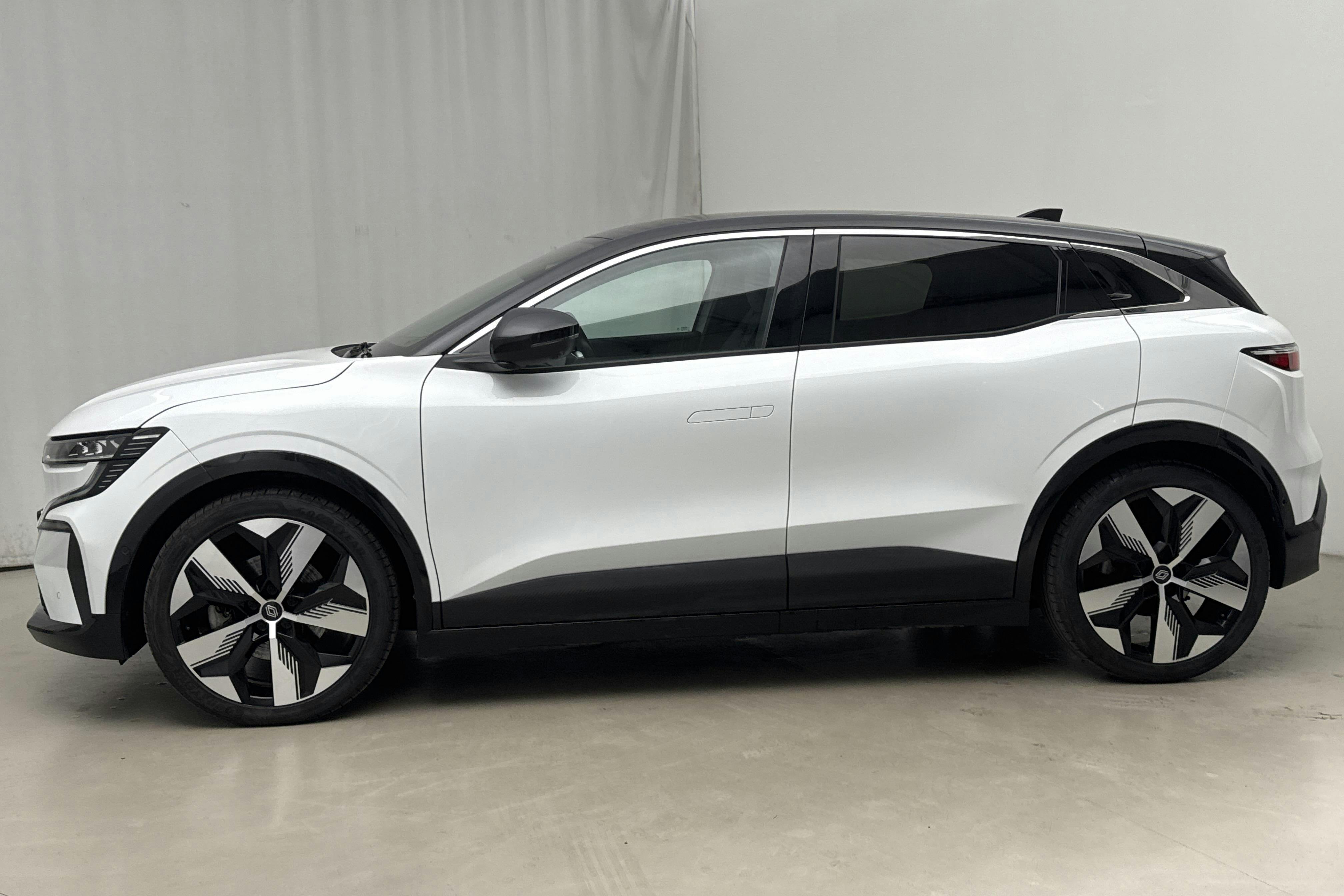 Presentationsfoto 2 av 22: Renault Mégane E-TECH 60 kWh (220hk) - 2 208 mil - Automat - vit - 2023