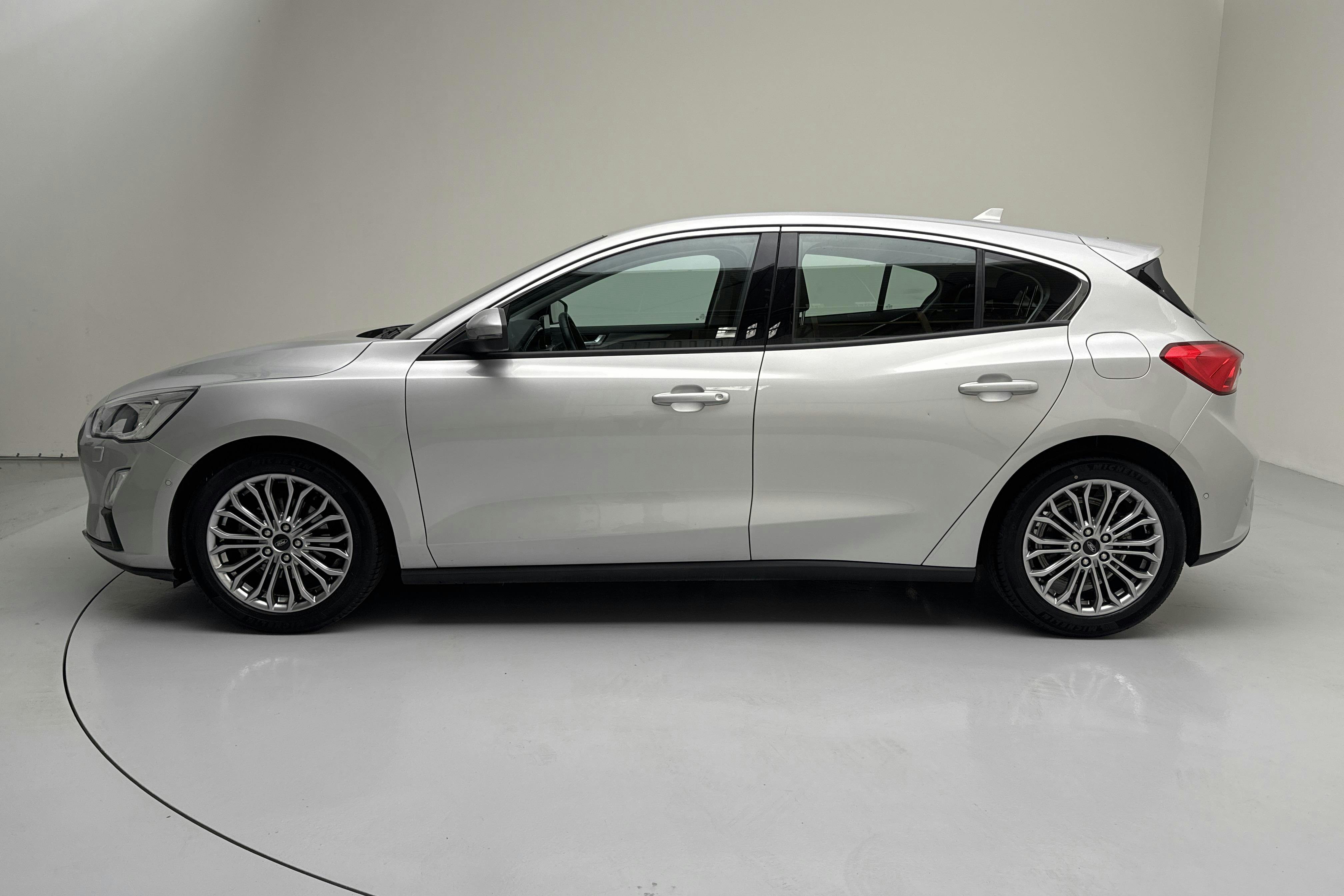 Esitlusfoto 2 aadressil 13: Ford Focus 1.0T EcoBoost 5dr (125hk) - 17 850 km - Käsitsi - hall - 2019