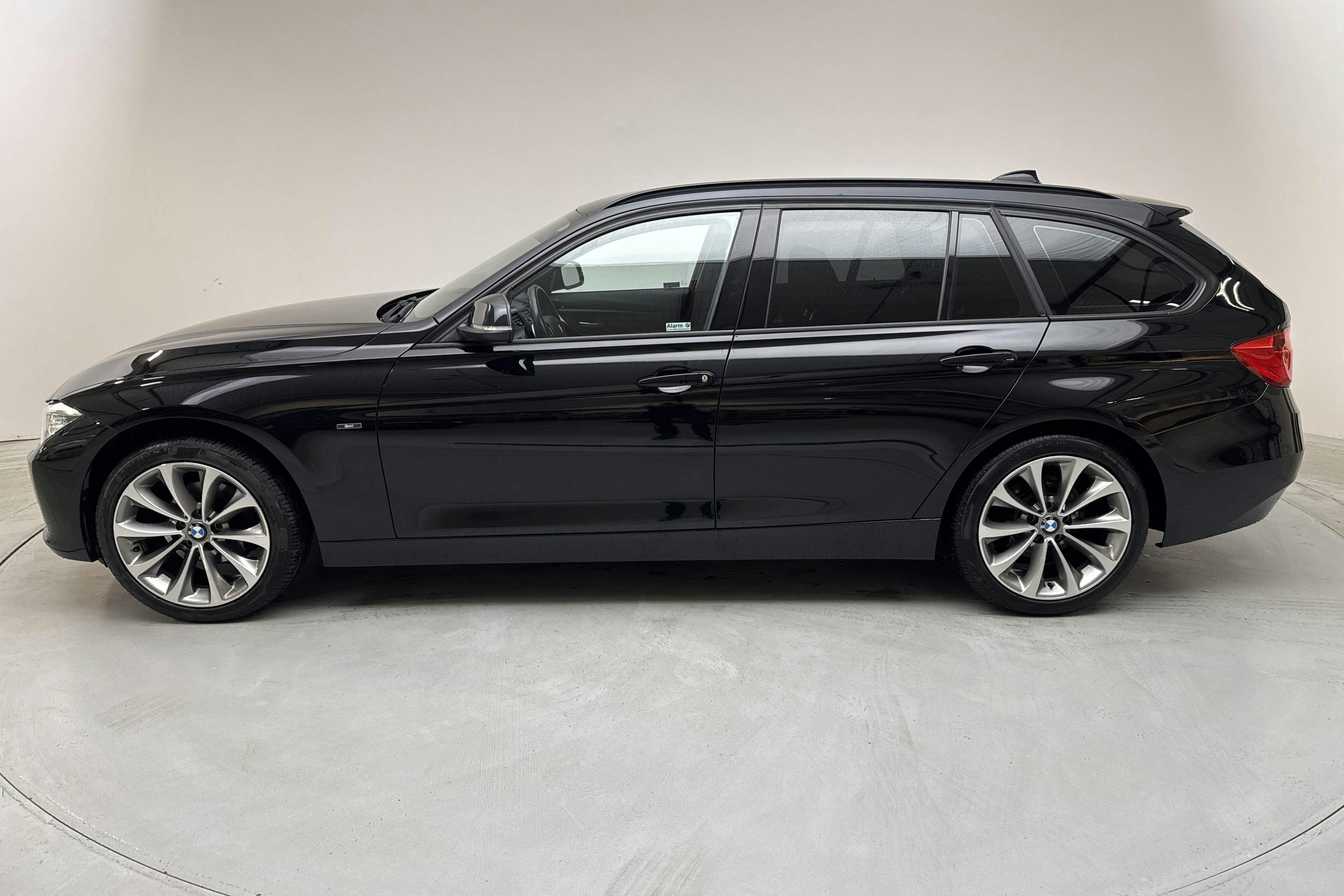 Esitlusfoto 2 aadressil 12: BMW 320i xDrive Touring, F31 (184hk) - 104 550 km - Automaatne - must - 2013