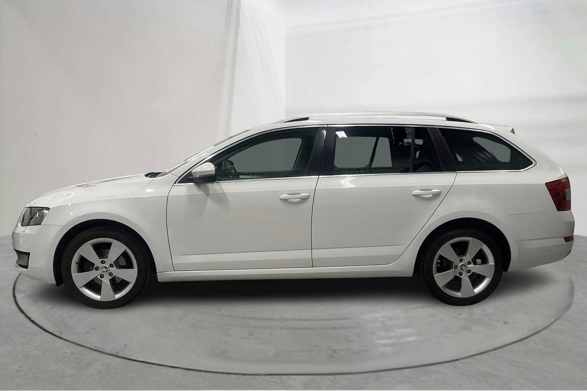 Presentation photo 2 of 14: Skoda Octavia III 1.6 TDI GreenLine CR Combi (110hk) - 121 310 km - Manual - white - 2016