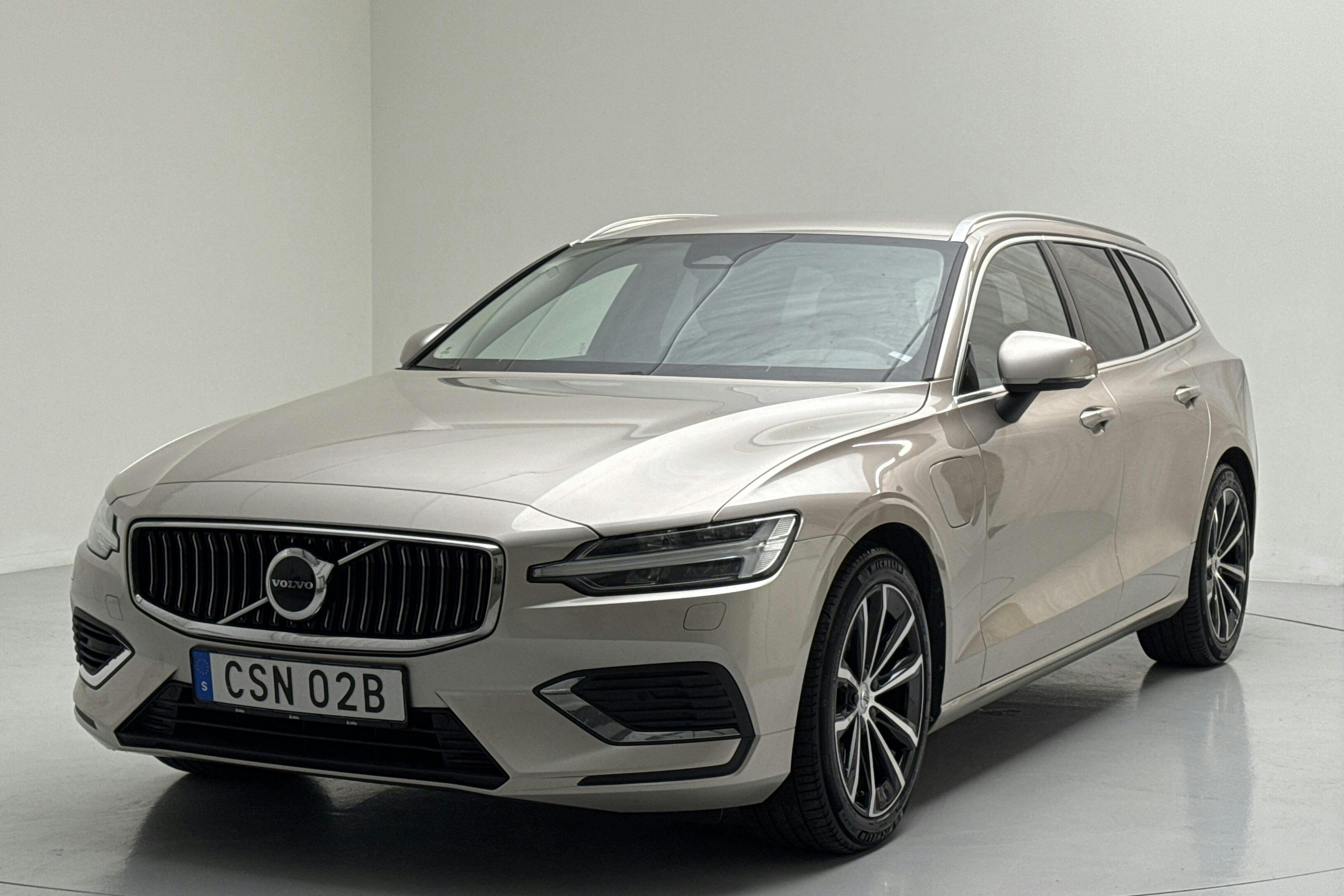 Volvo V60 T6 AWD Recharge (350hk) - 12 703 mil - Automat - Light Grey - 2023