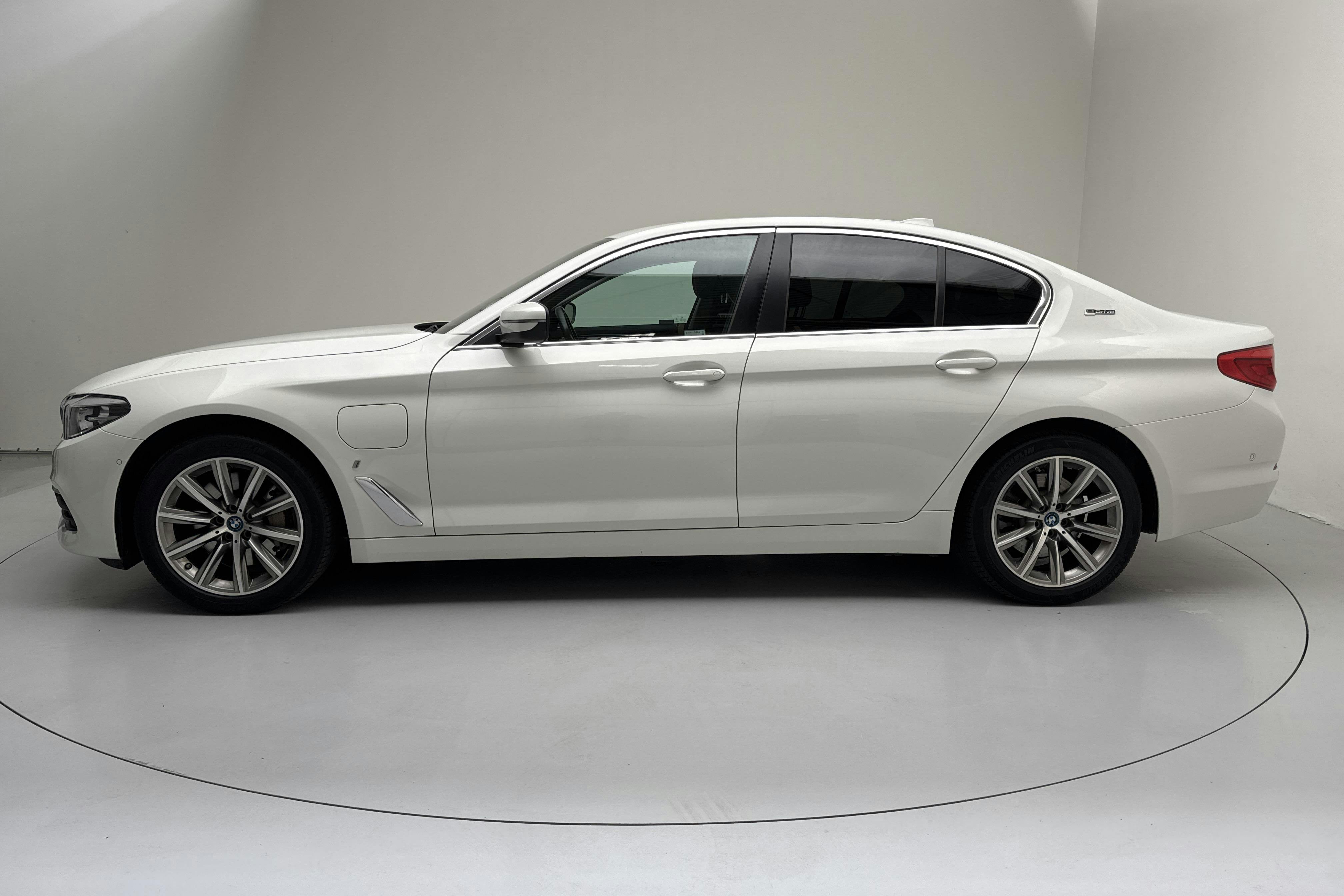 Esitlusfoto 2 aadressil 15: BMW 530e iPerformance Sedan, G30 (252hk) - 103 560 km - Automaatne - valge - 2018
