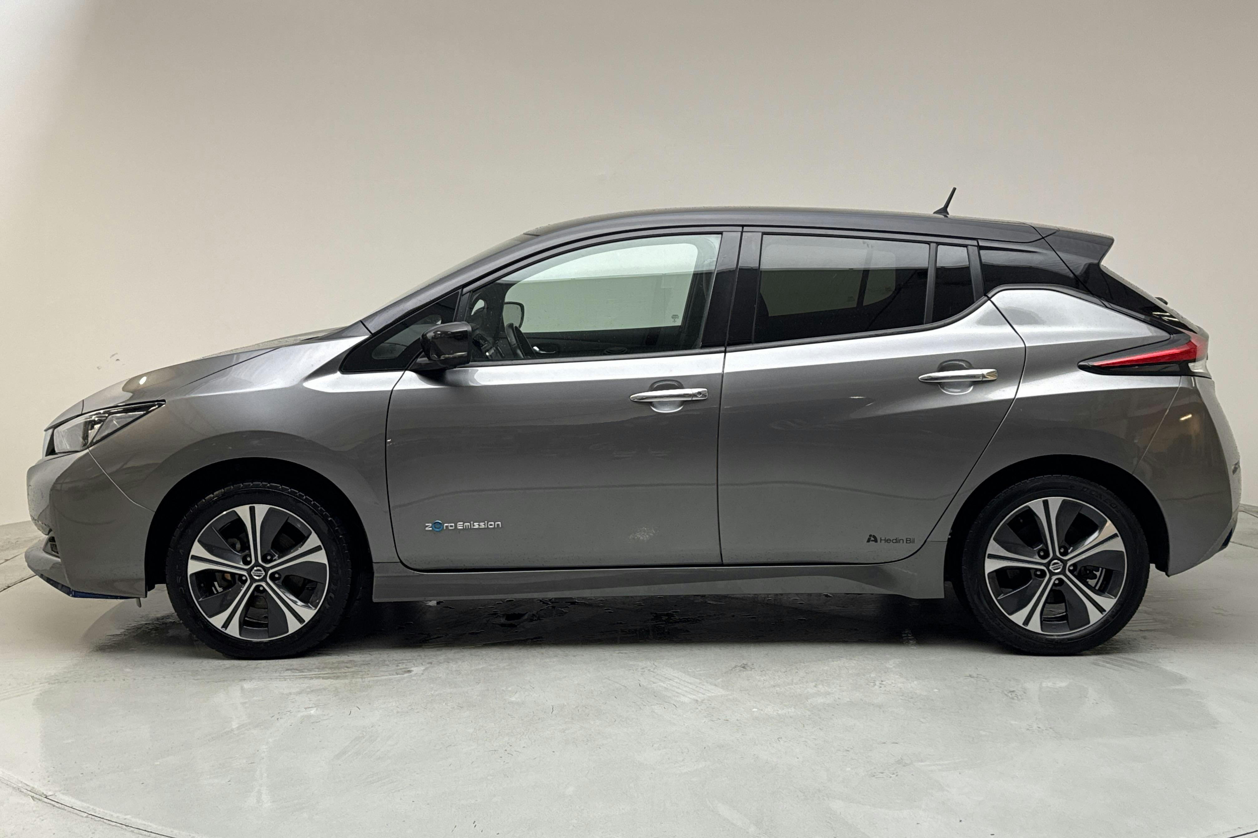 Presentationsfoto 2 av 17: Nissan LEAF 5dr 59 kWh (214hk) - 9 722 mil - Automat - Dark Grey - 2019