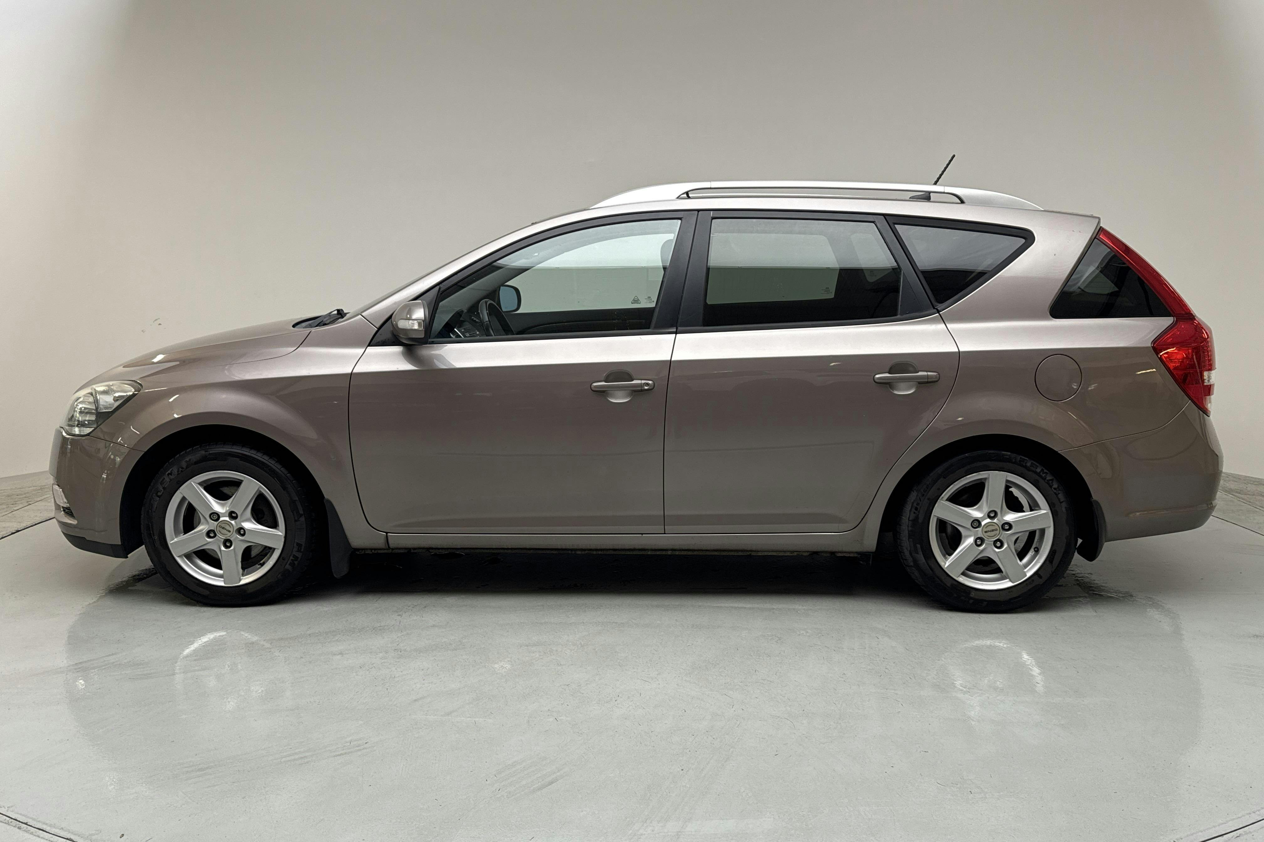 Presentationsfoto 2 av 13: KIA Cee'd 1.6 CRDi SW (128hk) - 18 216 mil - Manuell - Dark Grey - 2011