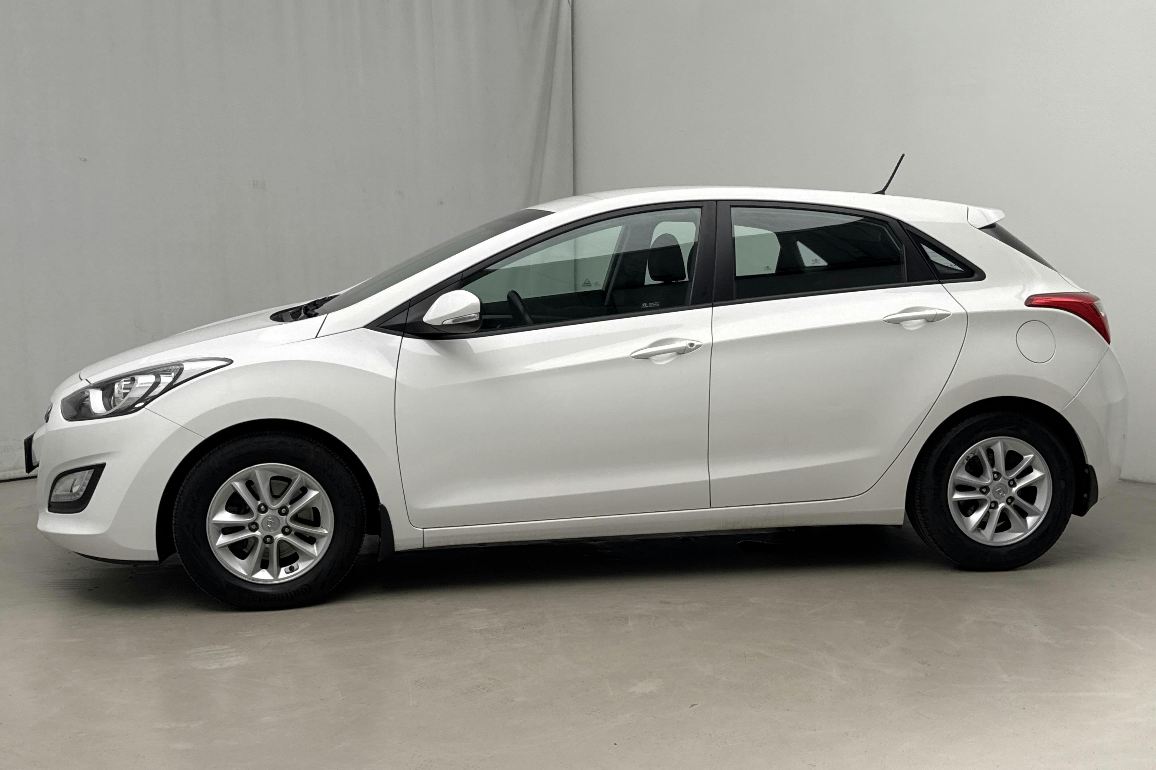 Presentationsfoto 2 av 14: Hyundai i30 1.6 GDI 5dr (135hk) - 10 890 mil - Manuell - vit - 2014