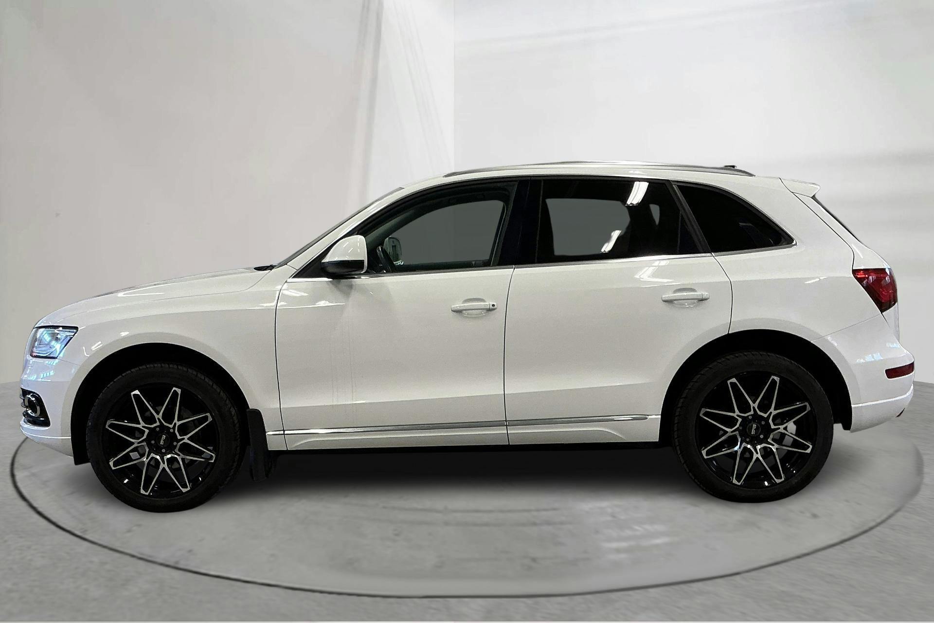 Presentationsfoto 2 av 13: Audi Q5 2.0 TDI quattro (177hk) - 16 378 mil - Automat - vit - 2013