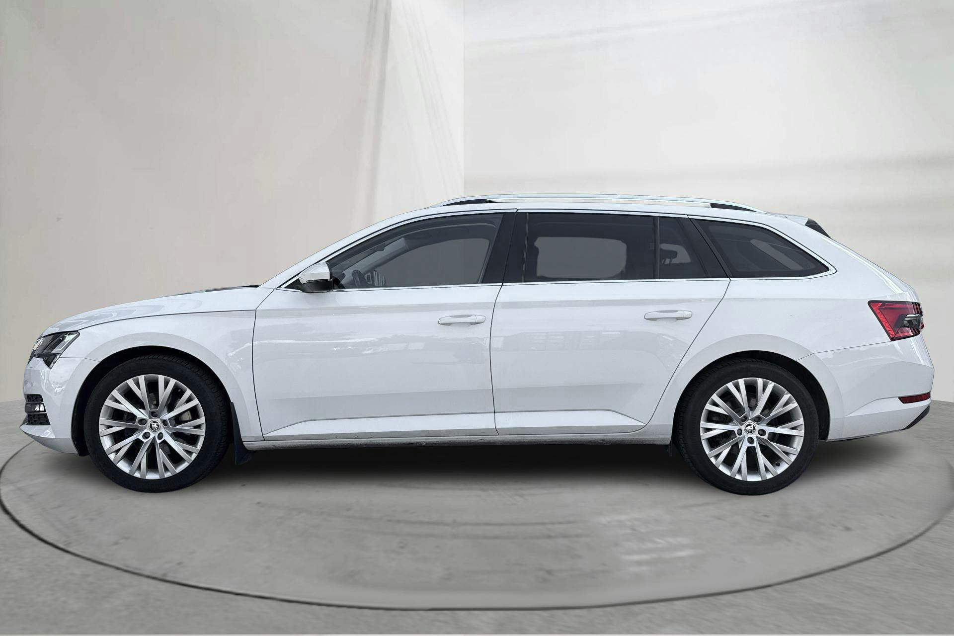 Presentationsfoto 2 av 18: Skoda Superb 2.0 TDI 4x4 Kombi (190hk) - 12 464 mil - Automat - vit - 2020