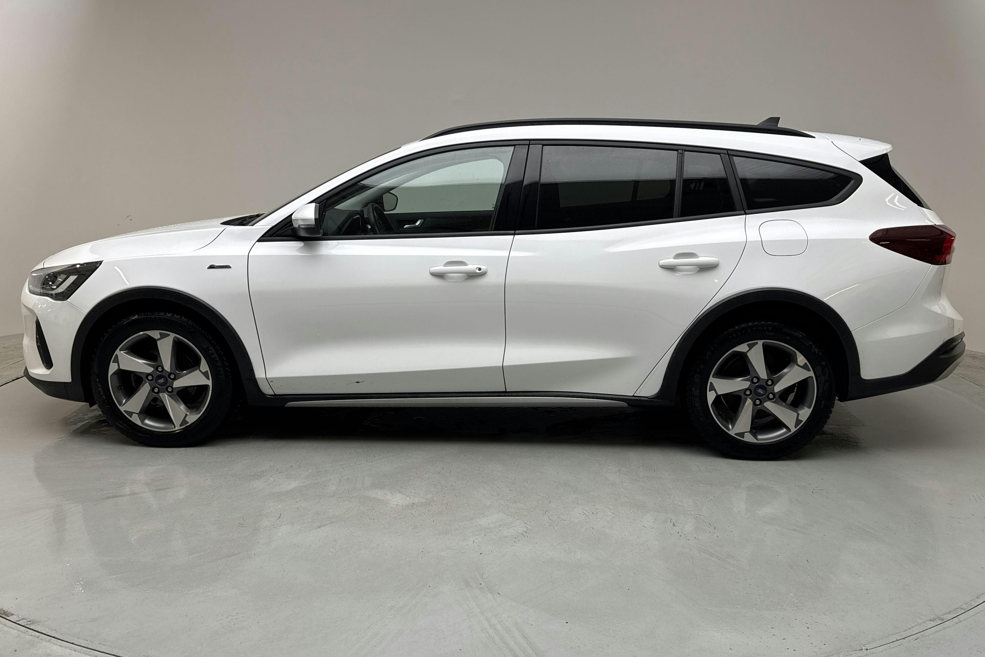 Presentationsfoto 2 av 13: Ford Focus Active 1.0T EcoBoost E85 MHEV Kombi (125hk) - 10 354 mil - Manuell - vit - 2023