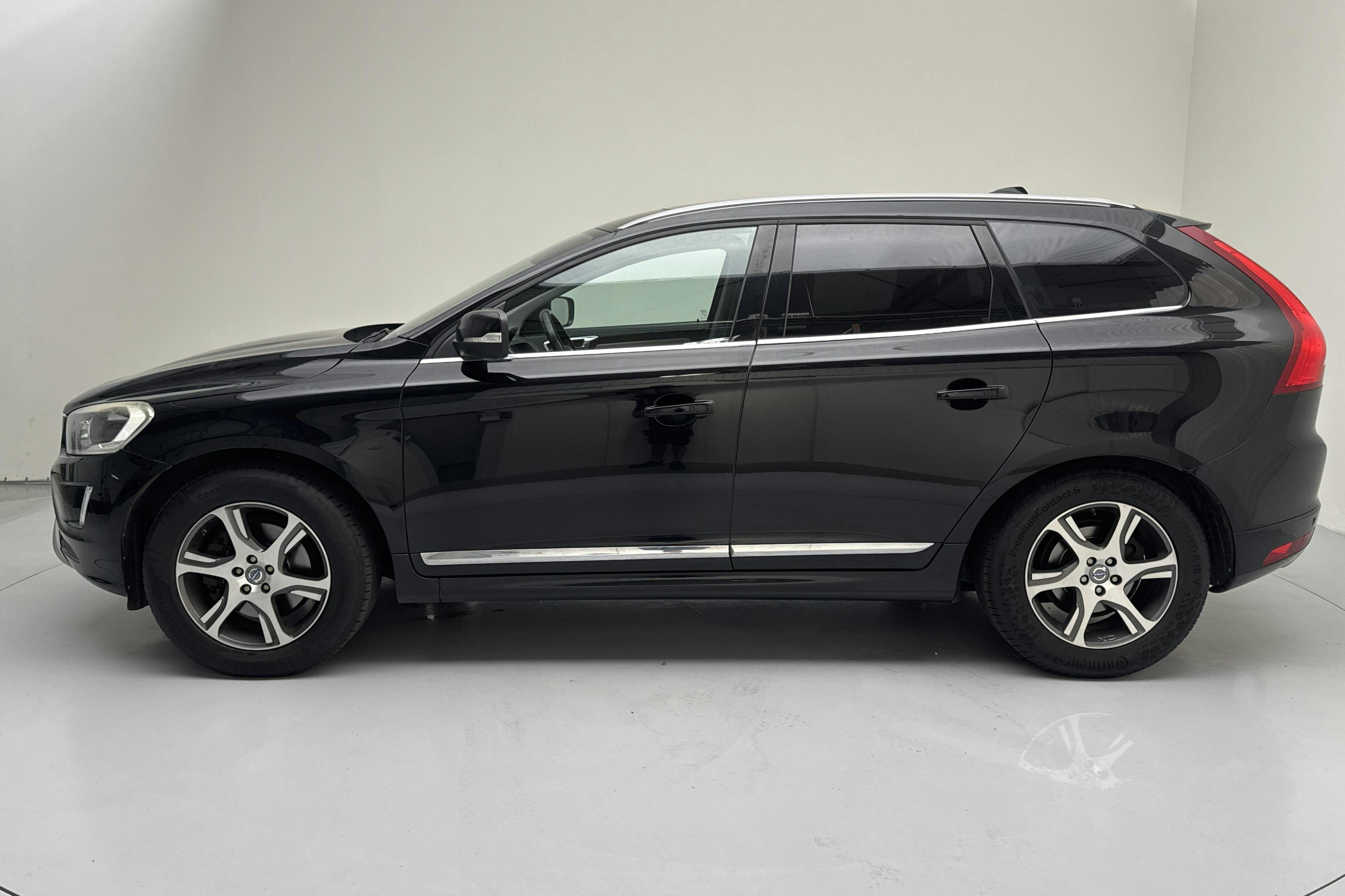 Presentationsfoto 2 av 14: Volvo XC60 D5 AWD (215hk) - 22 319 mil - Automat - svart - 2015